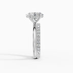 Anillo de compromiso THEIA oval solitario halo escondido - primer plano