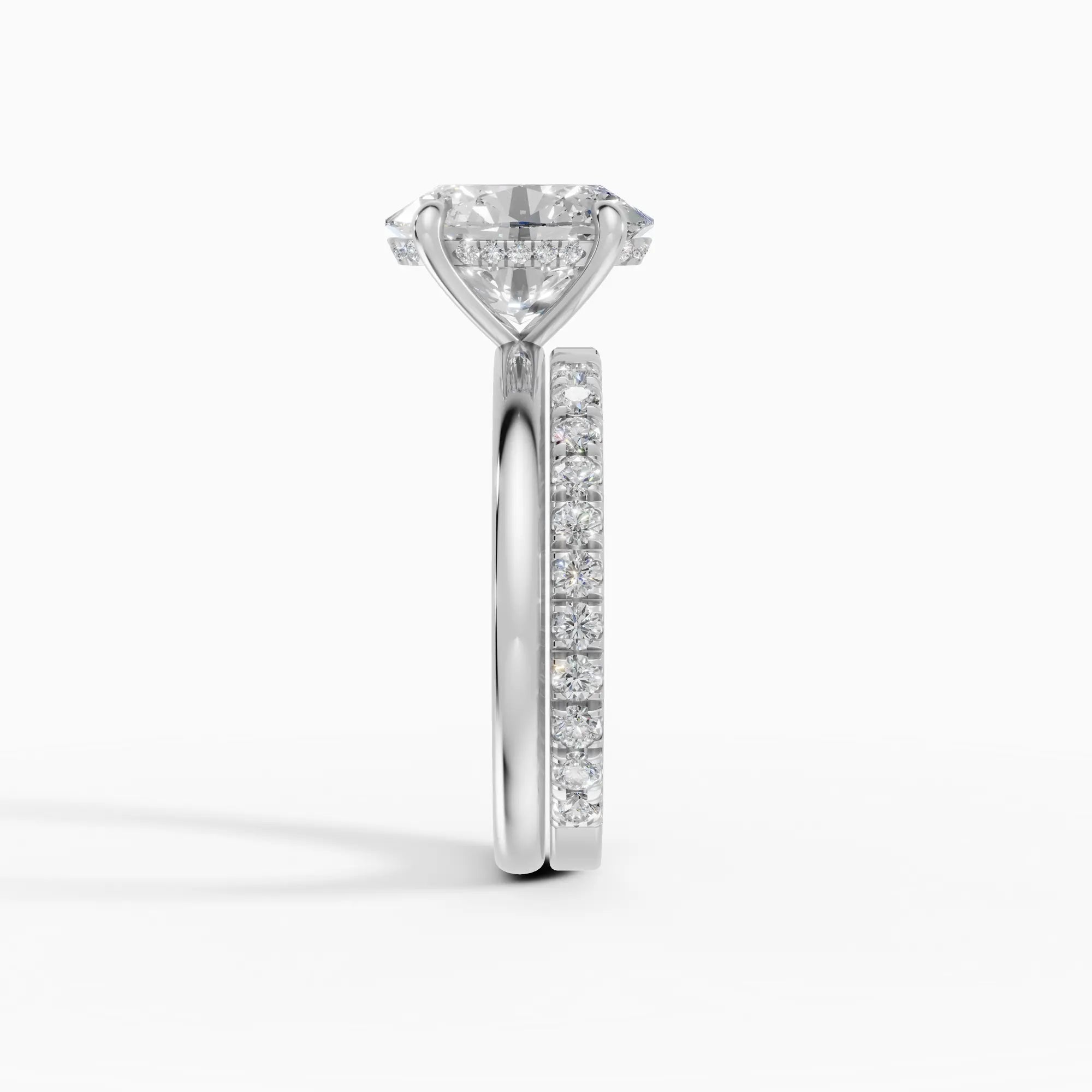 Anillo de compromiso THEIA oval solitario halo escondido - primer plano