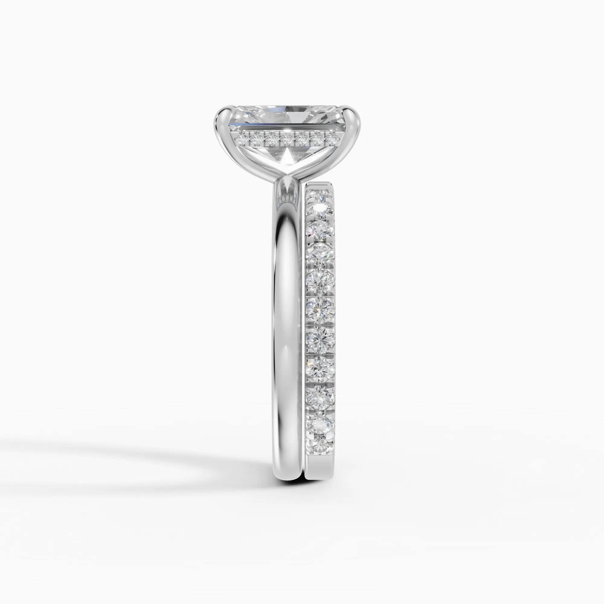 Anillo de compromiso THEIA radiante solitario halo escondido - primer plano