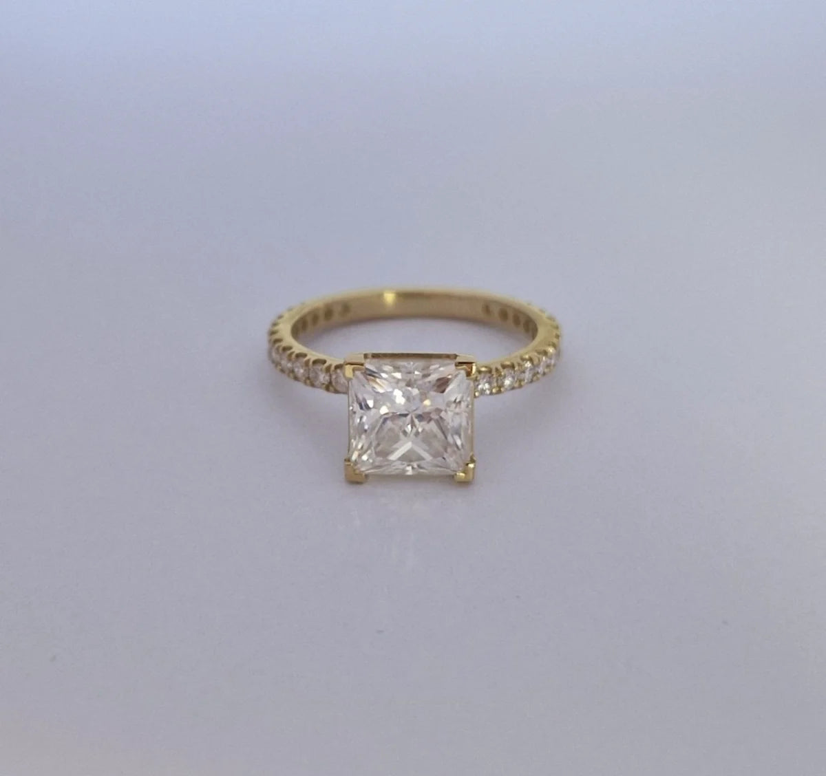 anillo compromiso personalizado oro amarillo bravora moissanita princesa pave 2 ct 14k 18k 