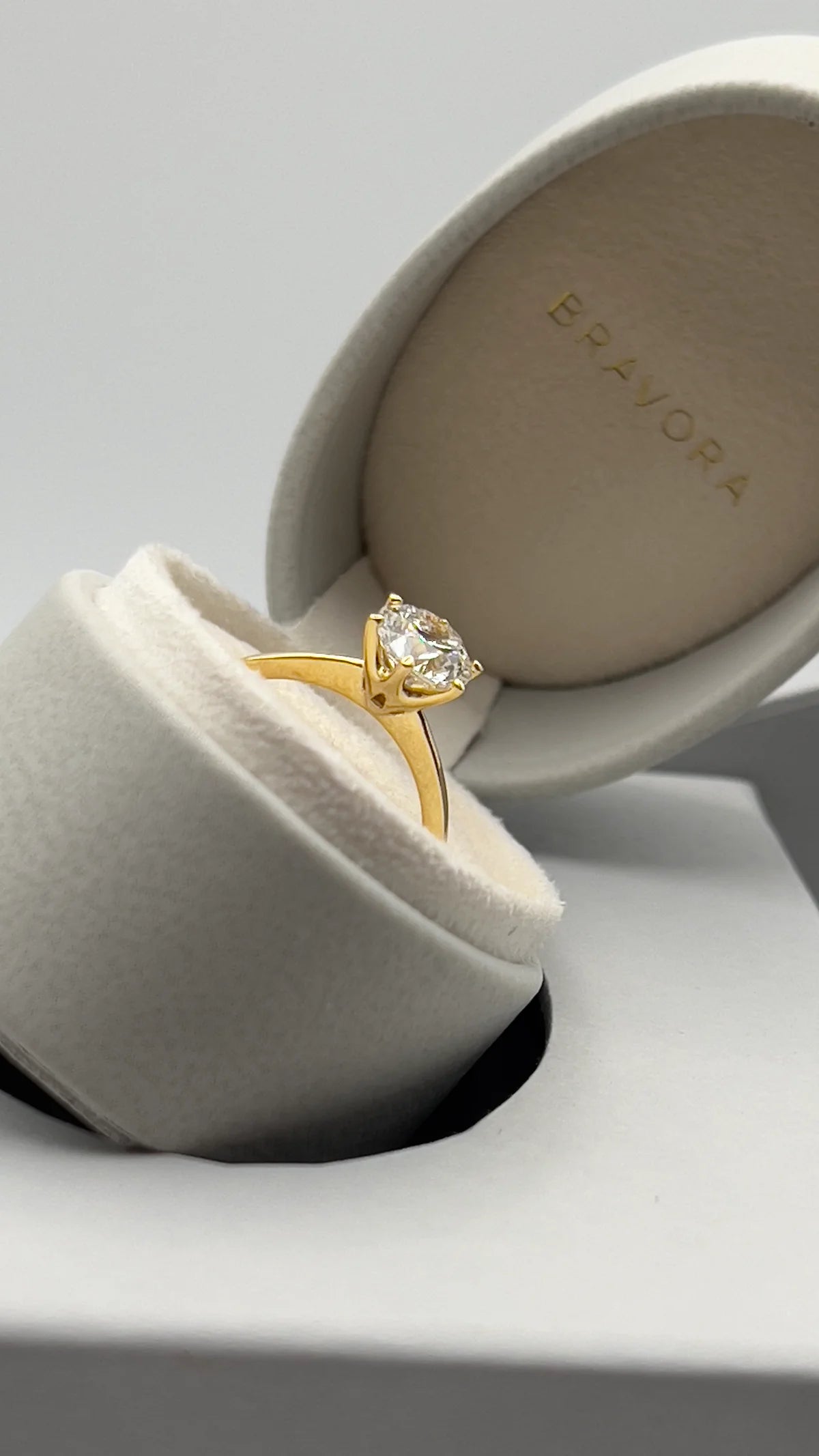 bravora jewelry anillo compromiso promesa redondo brillante solitario 6 garras oro amarillo 18k diamante engagement ring custom bespoke a medida personalizado barcelona 