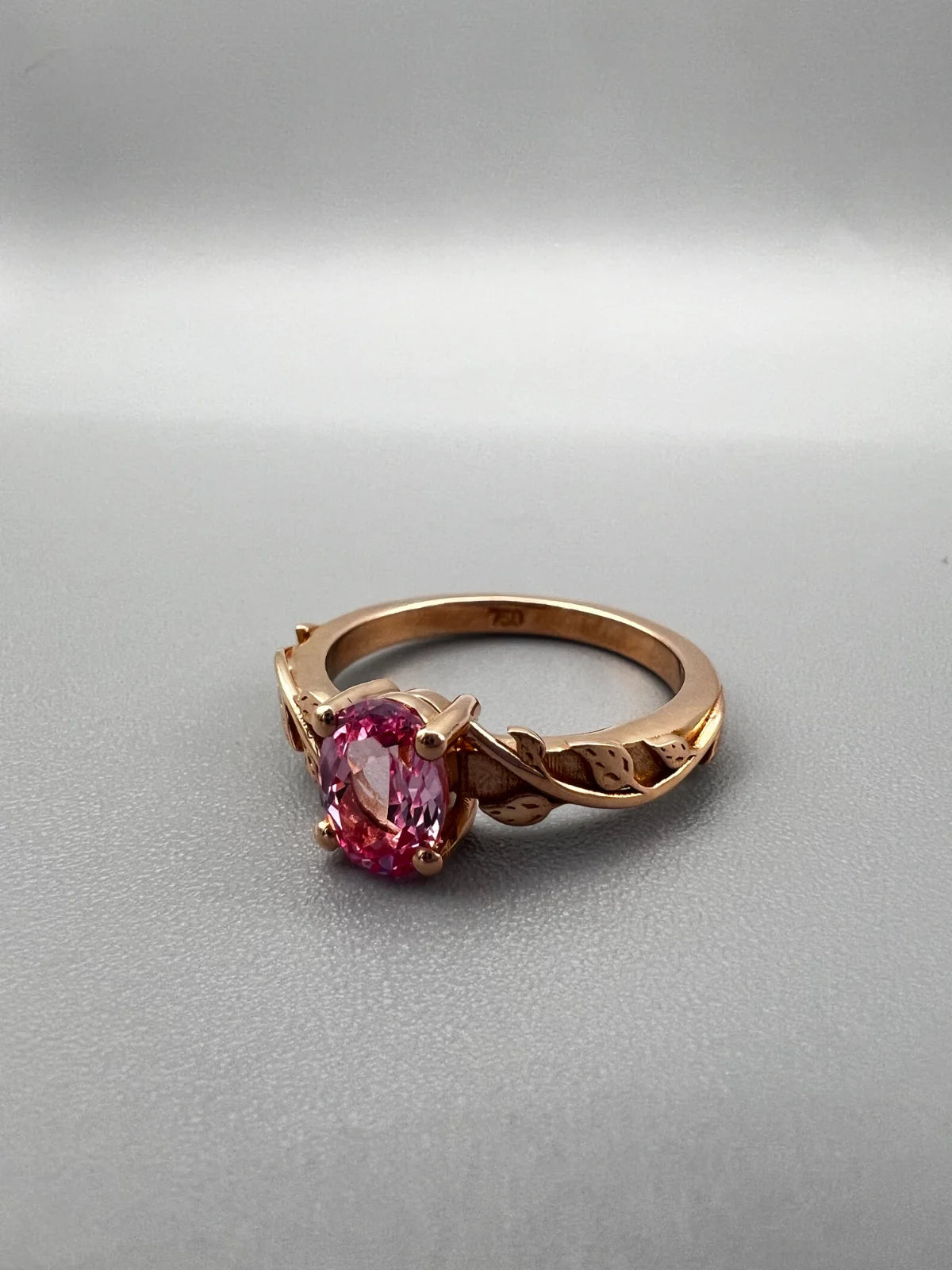 anillo compromiso personalizado oro rosa bravora moissanita rosada laboratorio corte oval 4 garras 2 quilates 14k 18k promesa pavé
