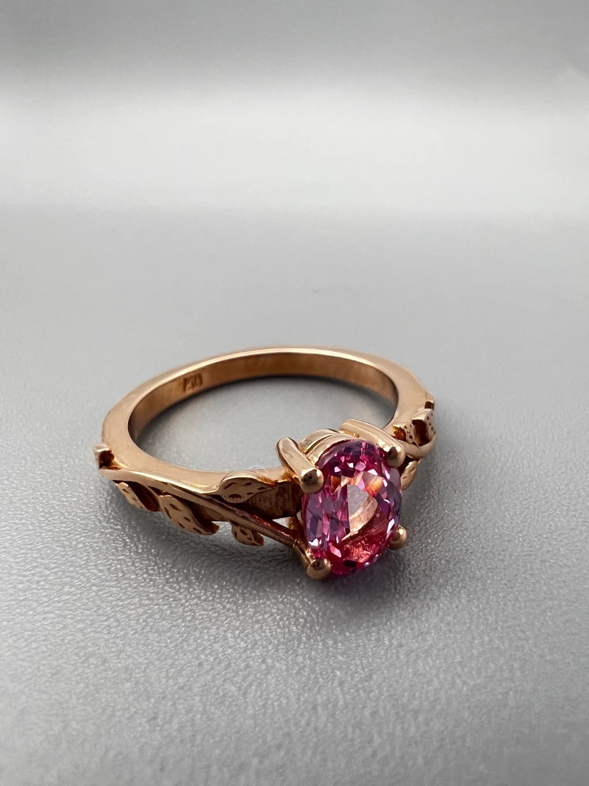 anillo compromiso personalizado oro rosa bravora moissanita rosada laboratorio corte oval 4 garras 2 quilates 14k 18k promesa pavé