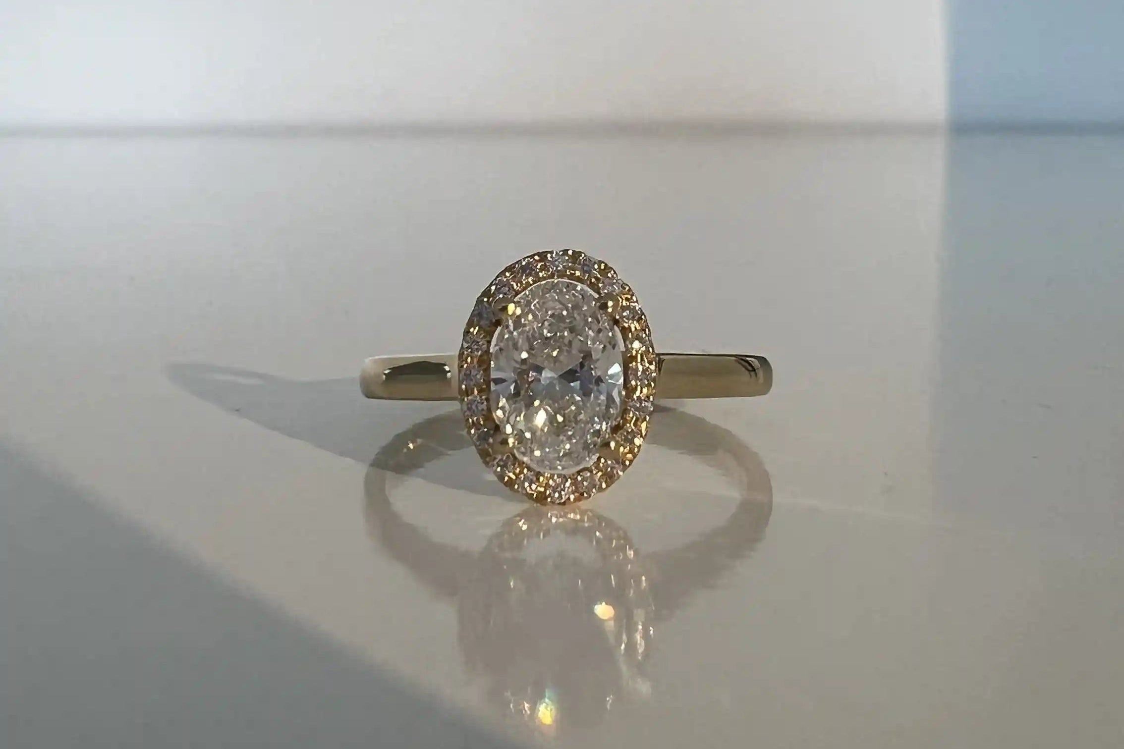 Anillo oval halo con diamante de 1 ct en oro amarillo 18k, BRAVORA Barcelona