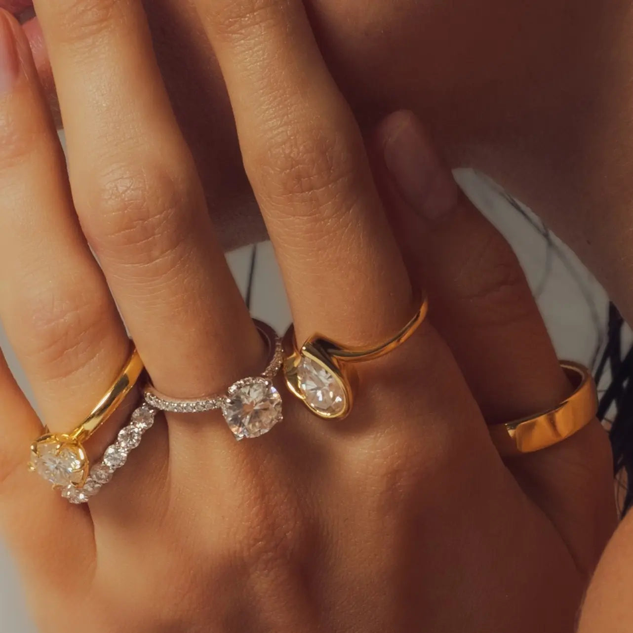 AURORA | Anillo solitario corte esmeralda medio pavé