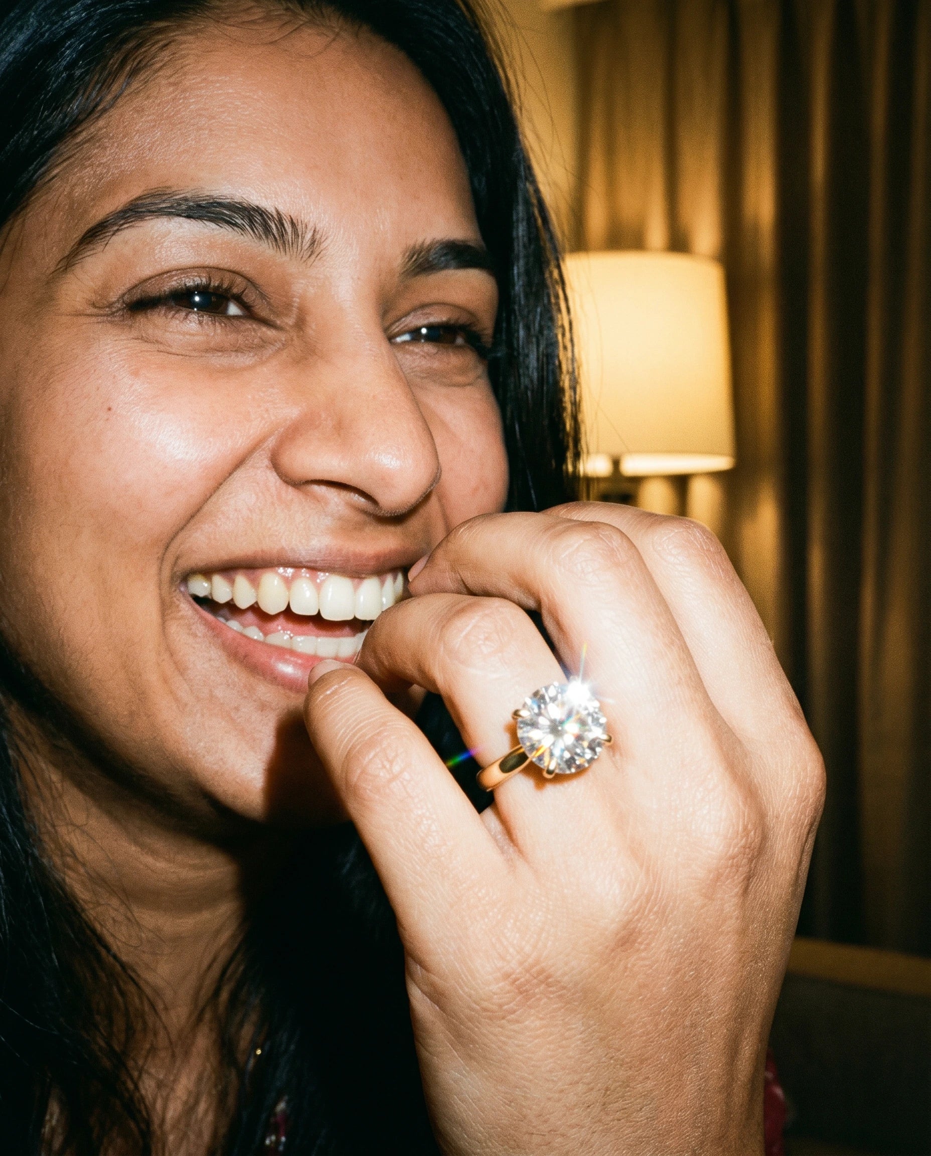 Anillo de compromiso corte brillante sobre mano en retrato lifestyle con flash