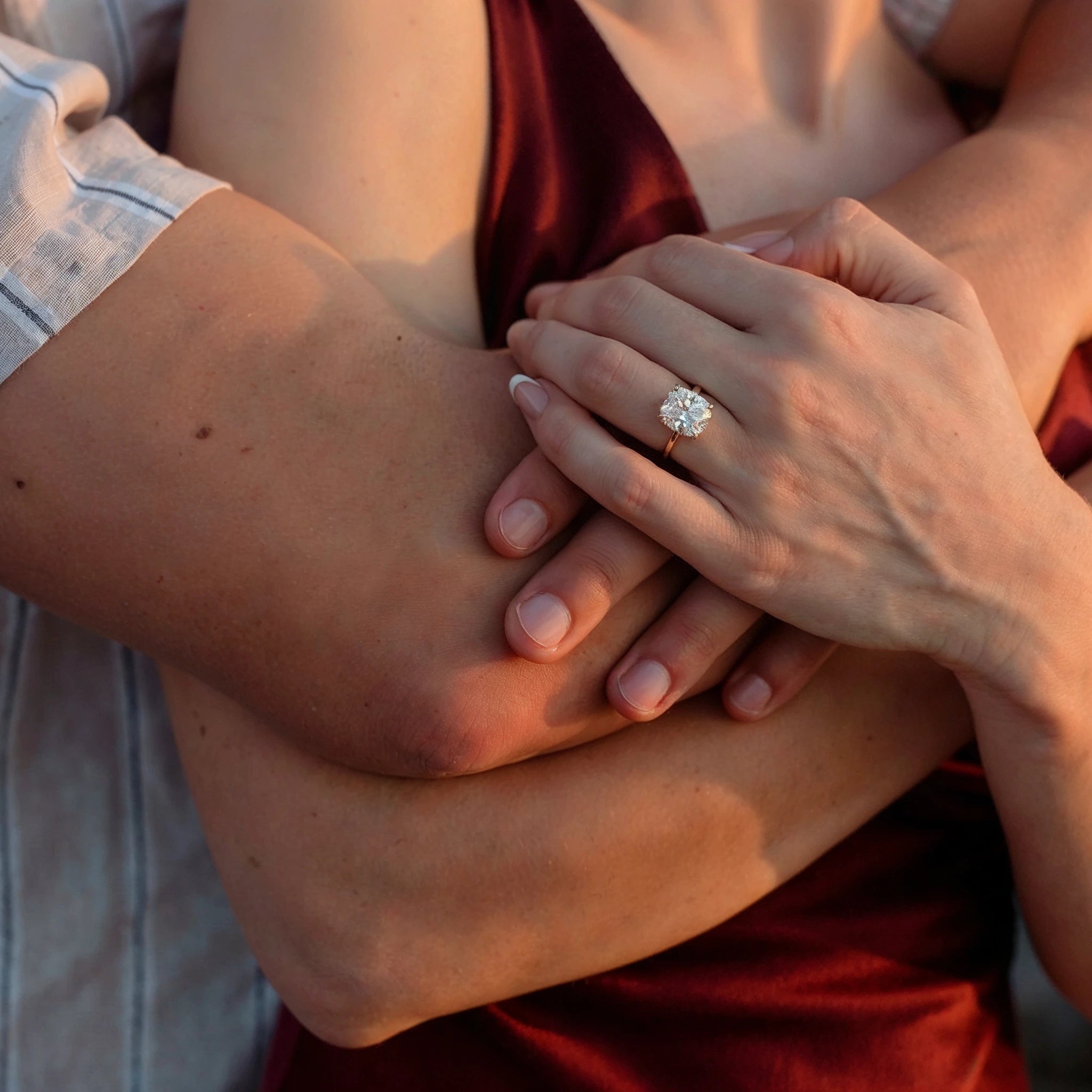 Anillo de compromiso corte cojín sobre mano en fotografía lifestyle al atardecer