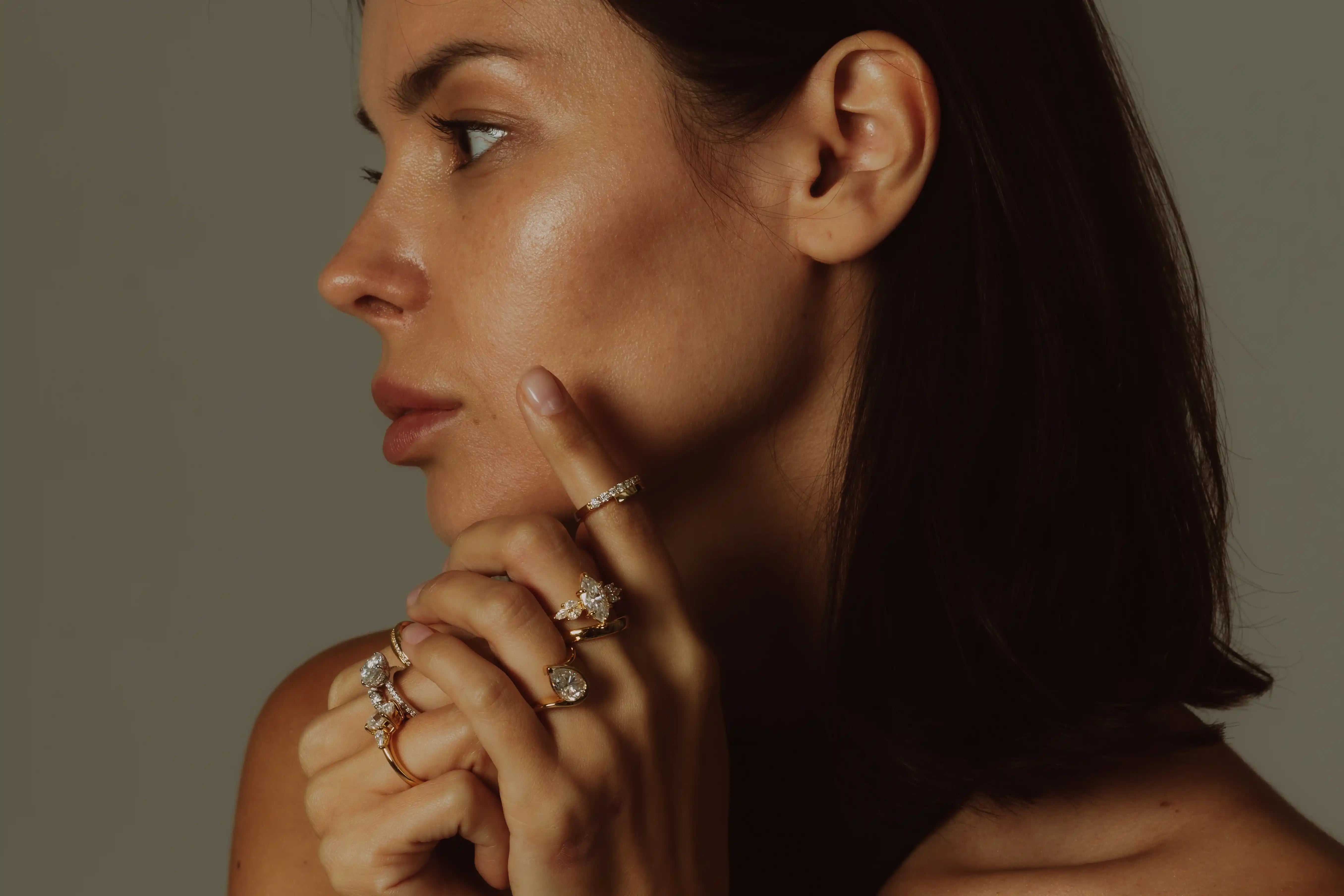 Anillos de compromiso personalizados BRAVORA en Barcelona diamantes de laboratorio, moissanitas, oro y platino