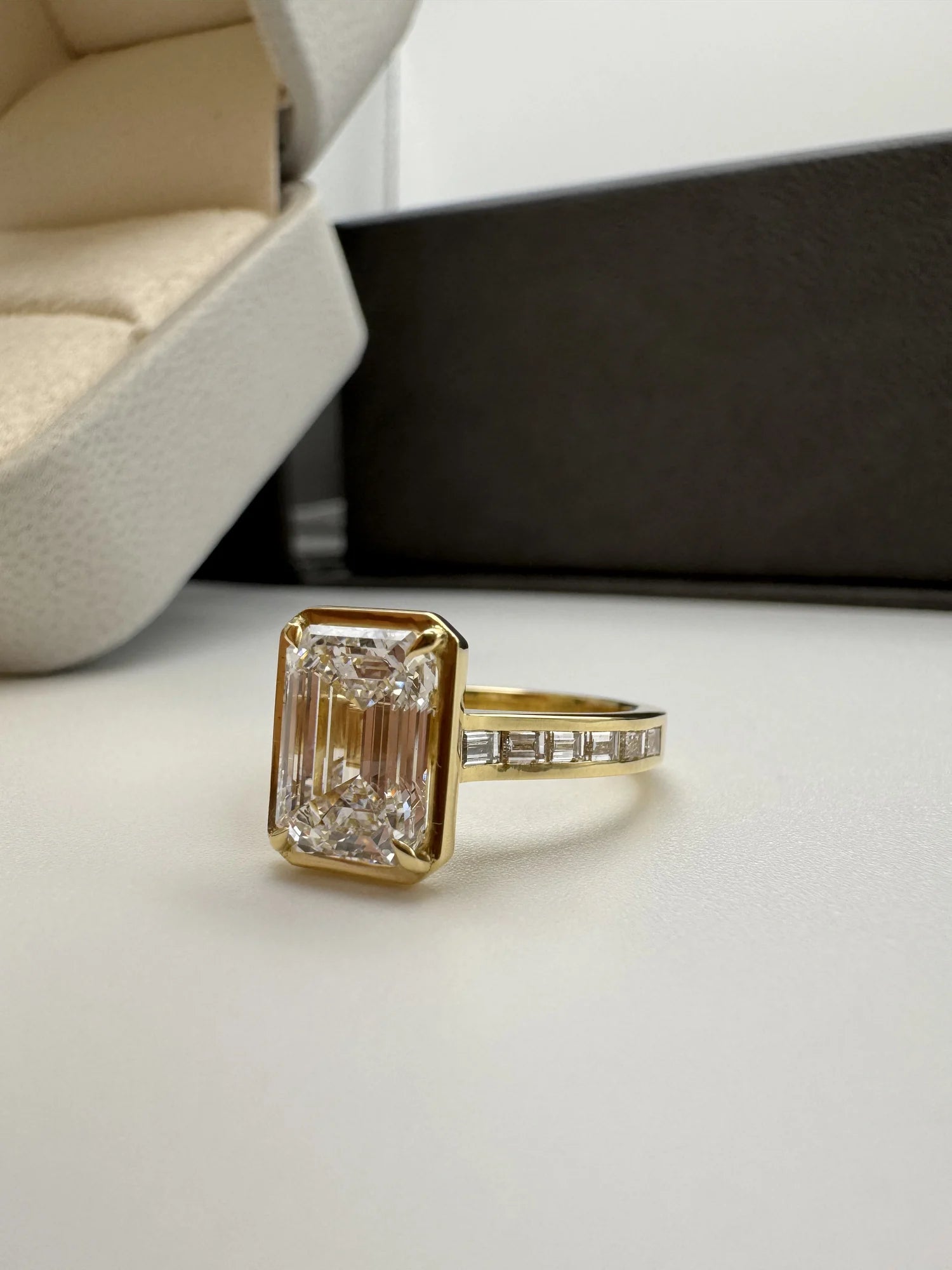Anillo de compromiso talla esmeralda en oro amarillo 18k hecho a medida por BRAVORA