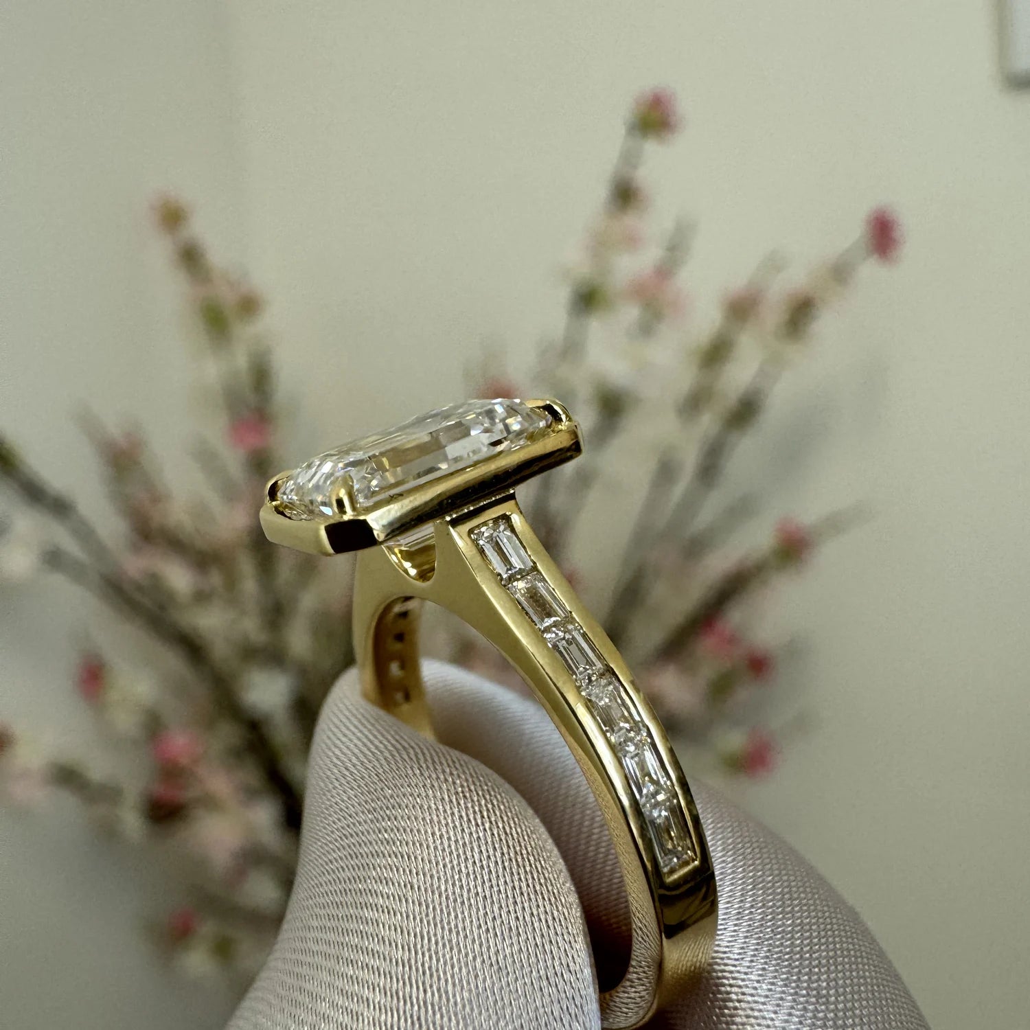 Anillo de compromiso talla esmeralda en oro amarillo 18k hecho a medida por BRAVORA