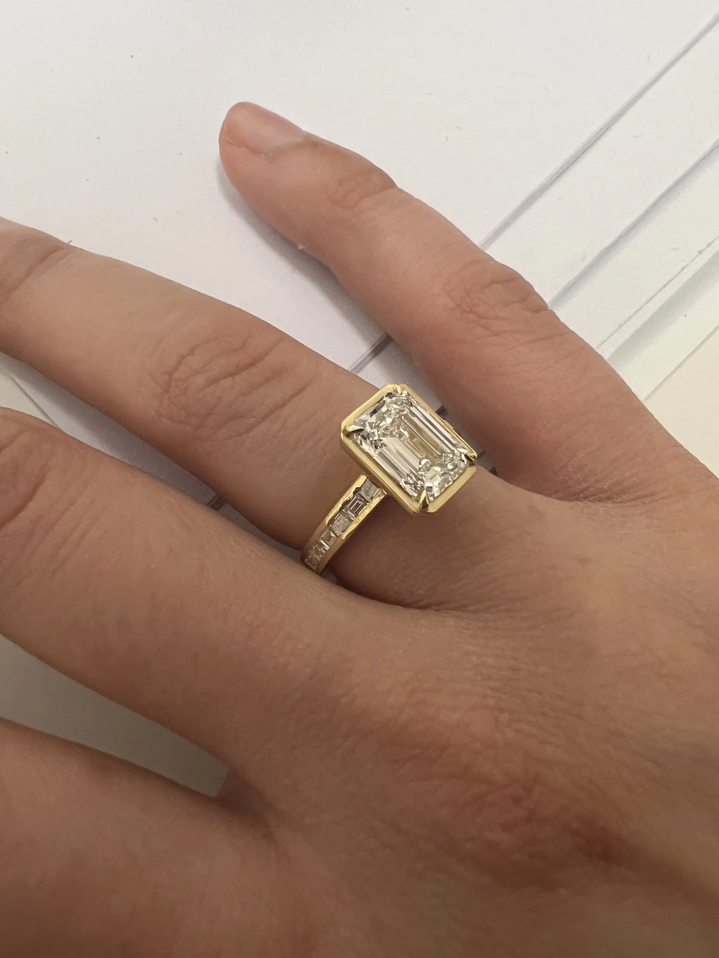 Anillo de compromiso talla esmeralda en oro amarillo 18k hecho a medida por BRAVORA