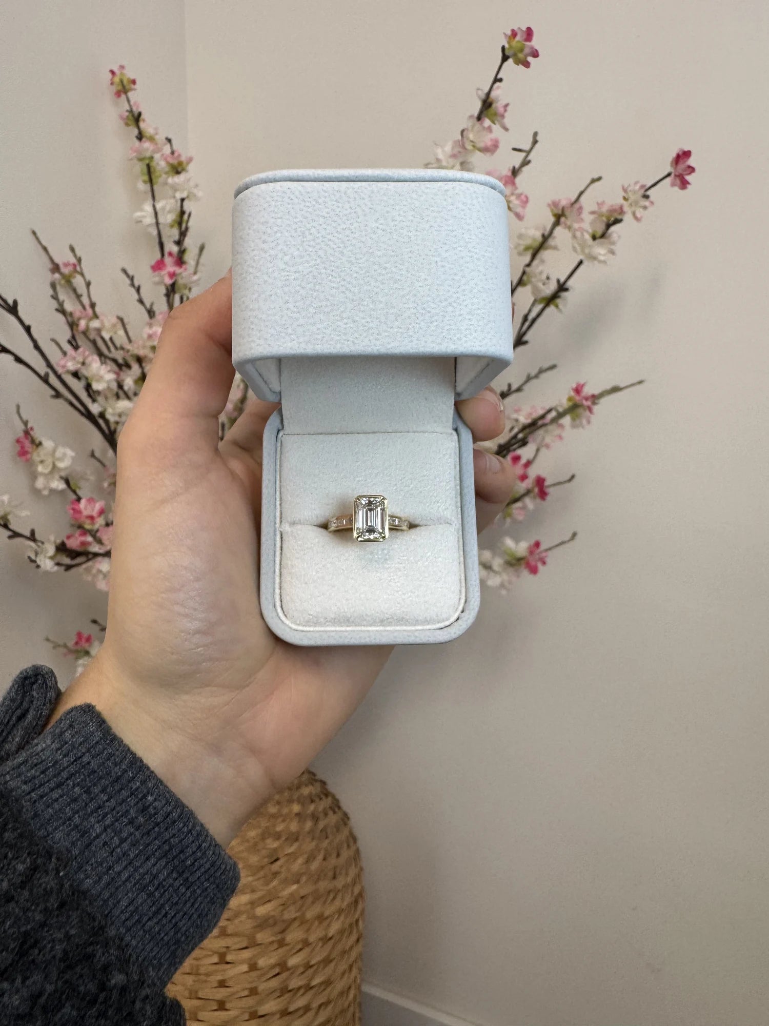 Anillo de compromiso talla esmeralda en oro amarillo 18k hecho a medida por BRAVORA