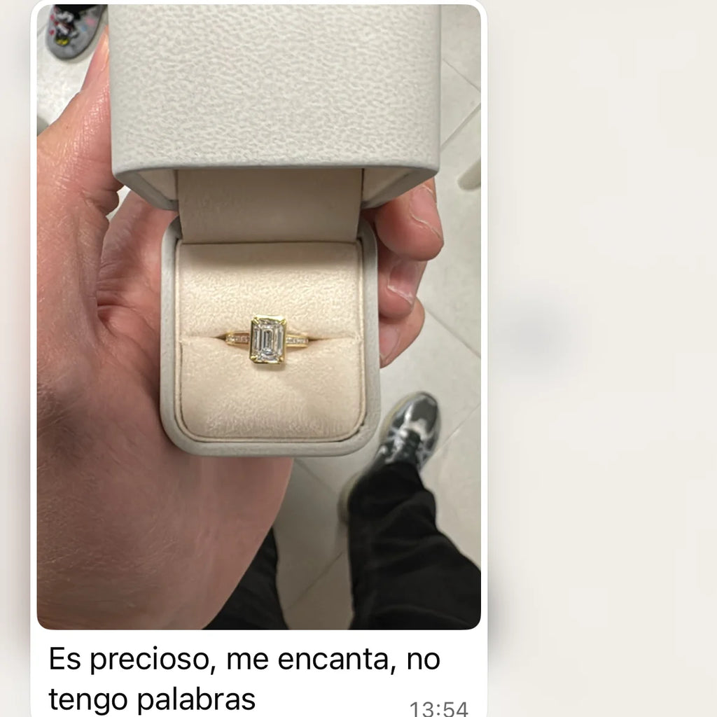 Anillo de compromiso talla esmeralda en oro amarillo 18k hecho a medida por BRAVORA