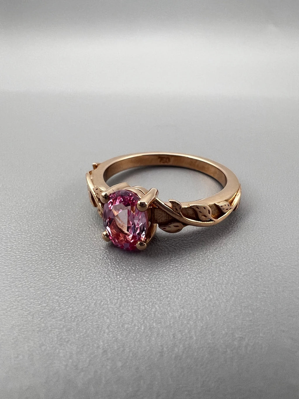 Anillo de compromiso floral con zafiro rosa de laboratorio en oro rosa hecho a medida por BRAVORA