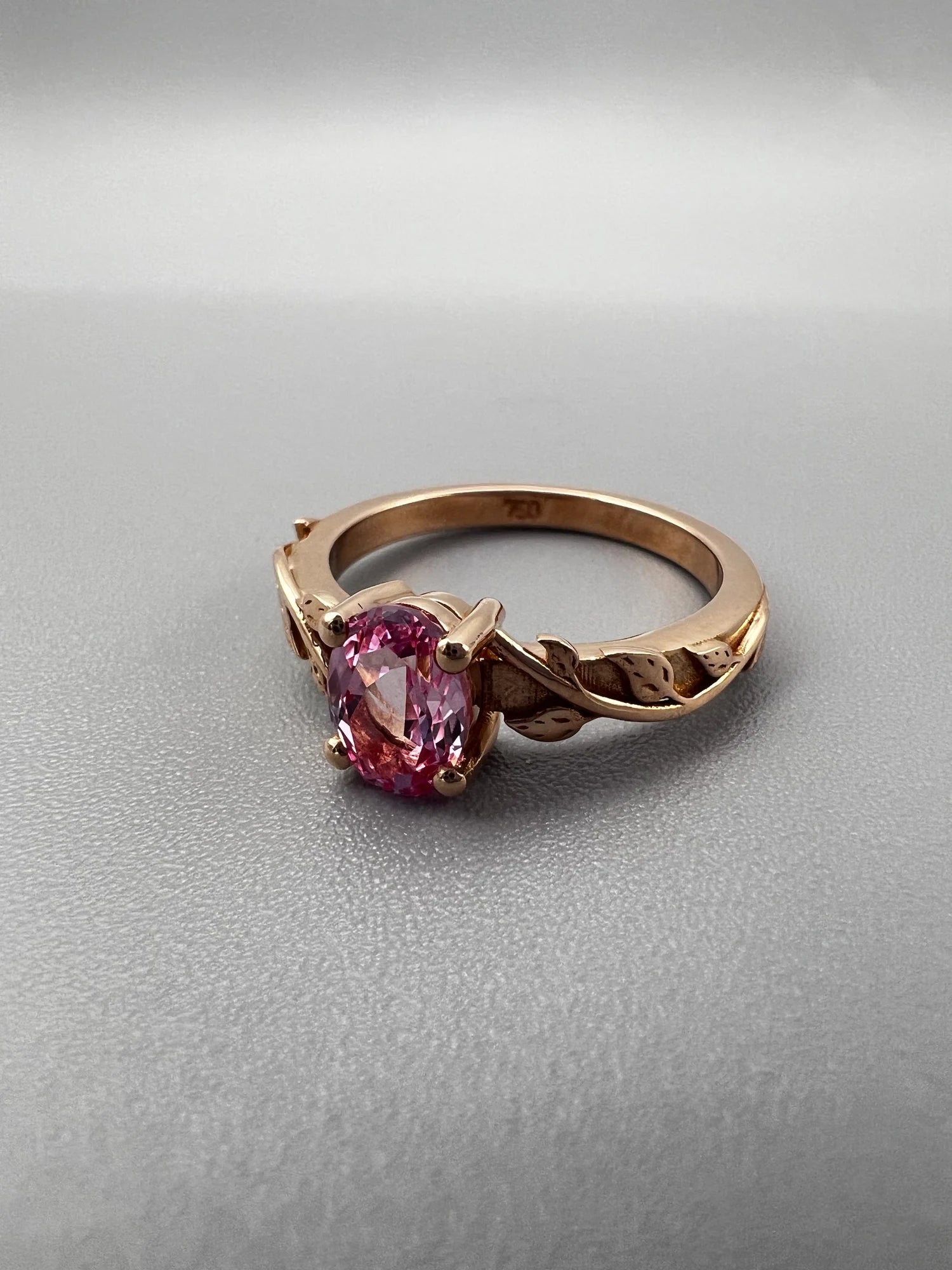 Anillo de compromiso floral con zafiro rosa de laboratorio en oro rosa hecho a medida por BRAVORA
