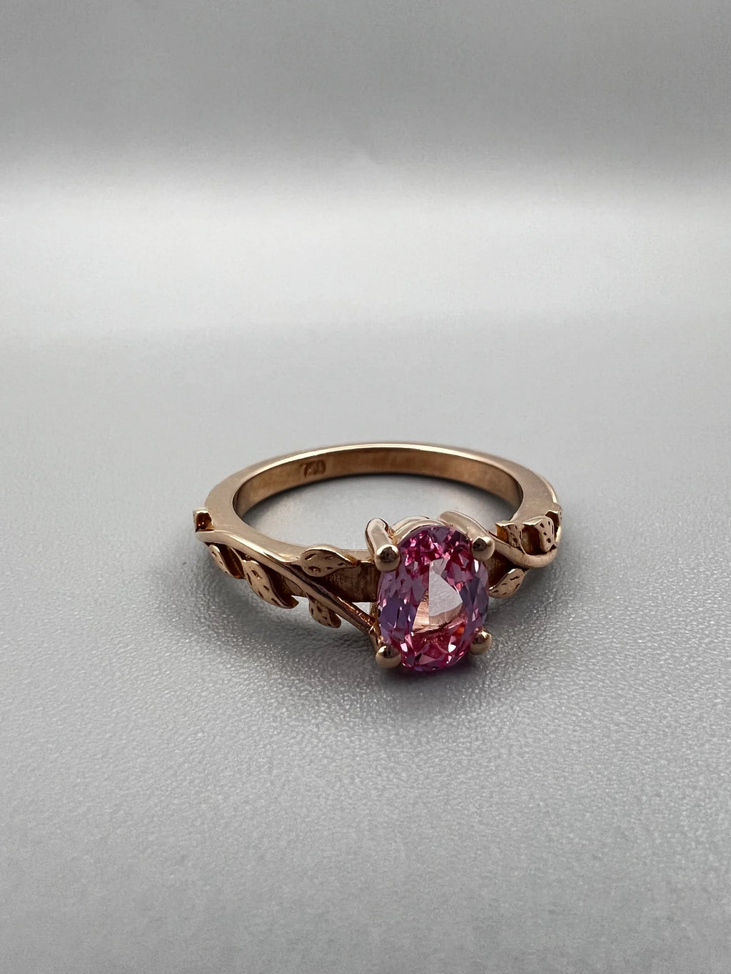 Anillo de compromiso floral con zafiro rosa de laboratorio en oro rosa hecho a medida por BRAVORA