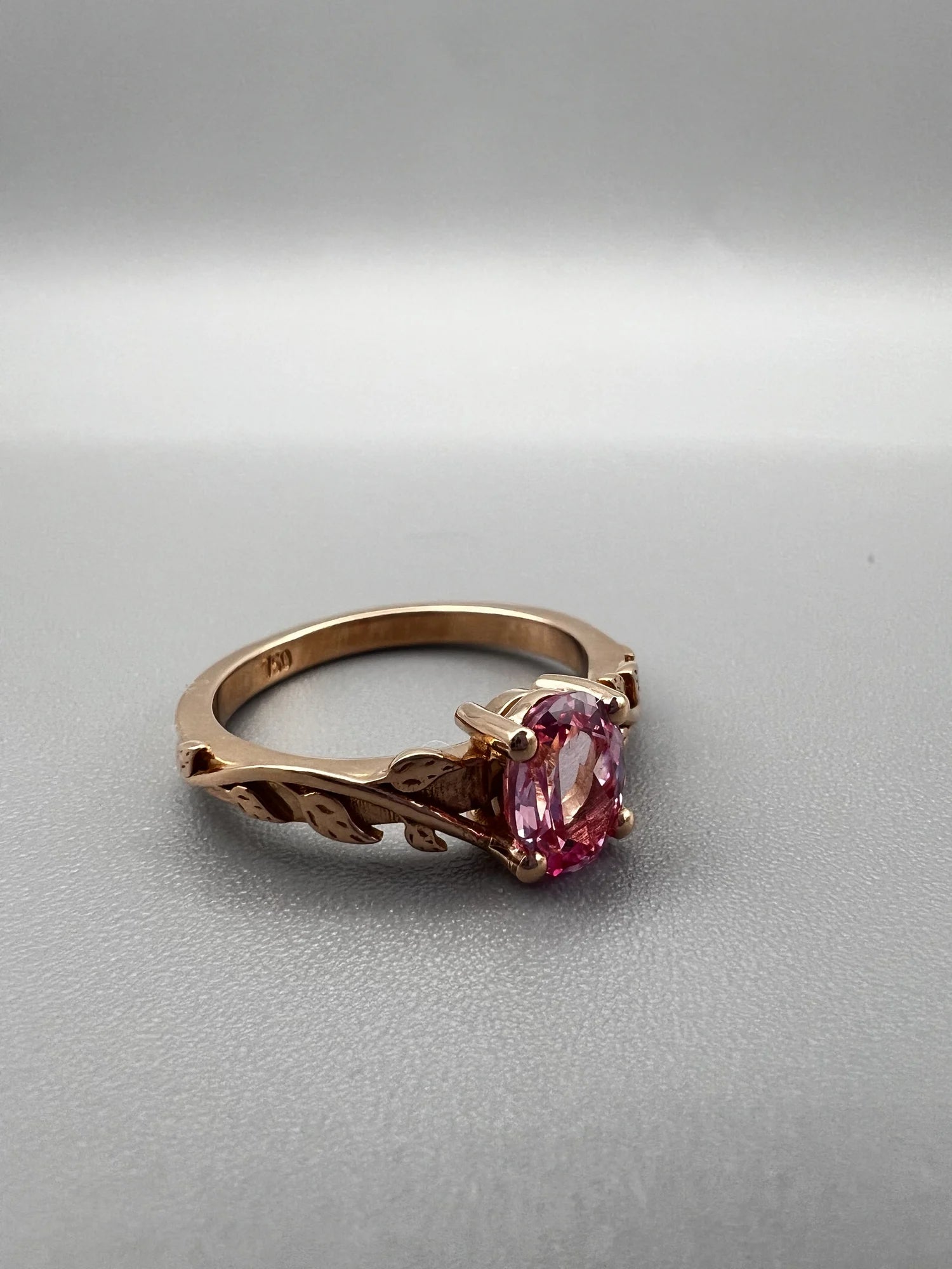 Anillo de compromiso floral con zafiro rosa de laboratorio en oro rosa hecho a medida por BRAVORA
