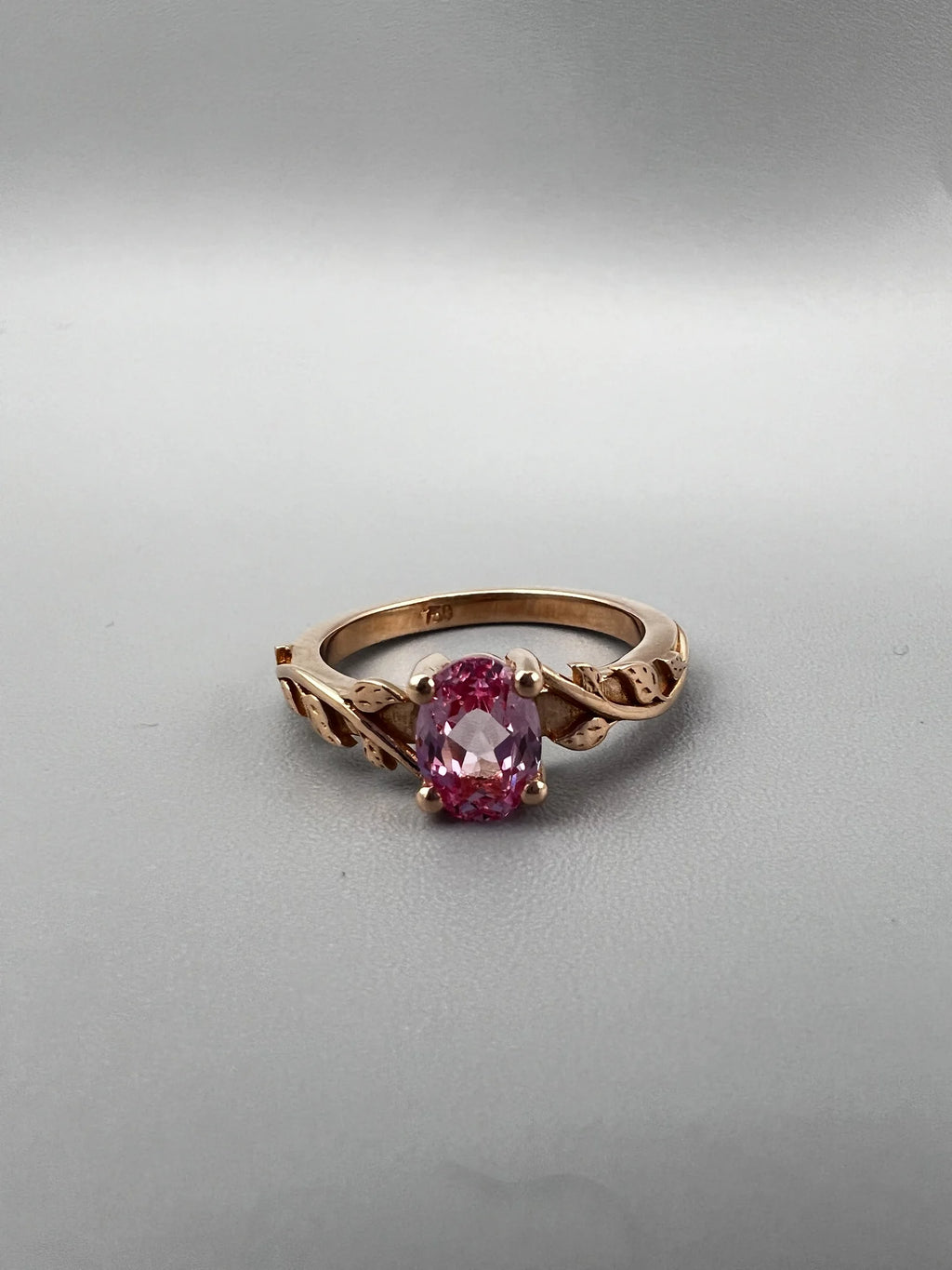 Anillo de compromiso floral con zafiro rosa de laboratorio en oro rosa hecho a medida por BRAVORA