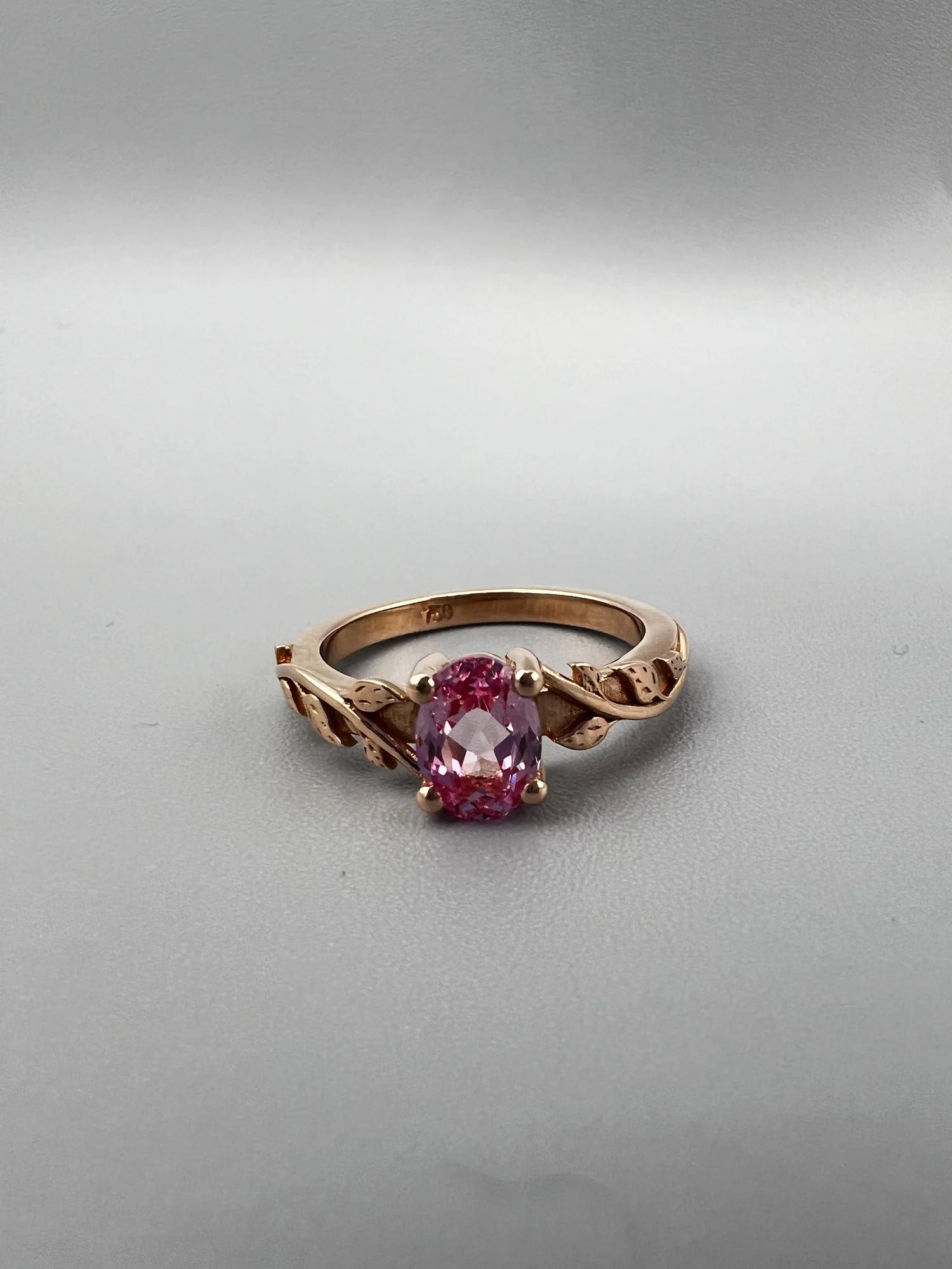 Anillo de compromiso floral con zafiro rosa de laboratorio en oro rosa hecho a medida por BRAVORA