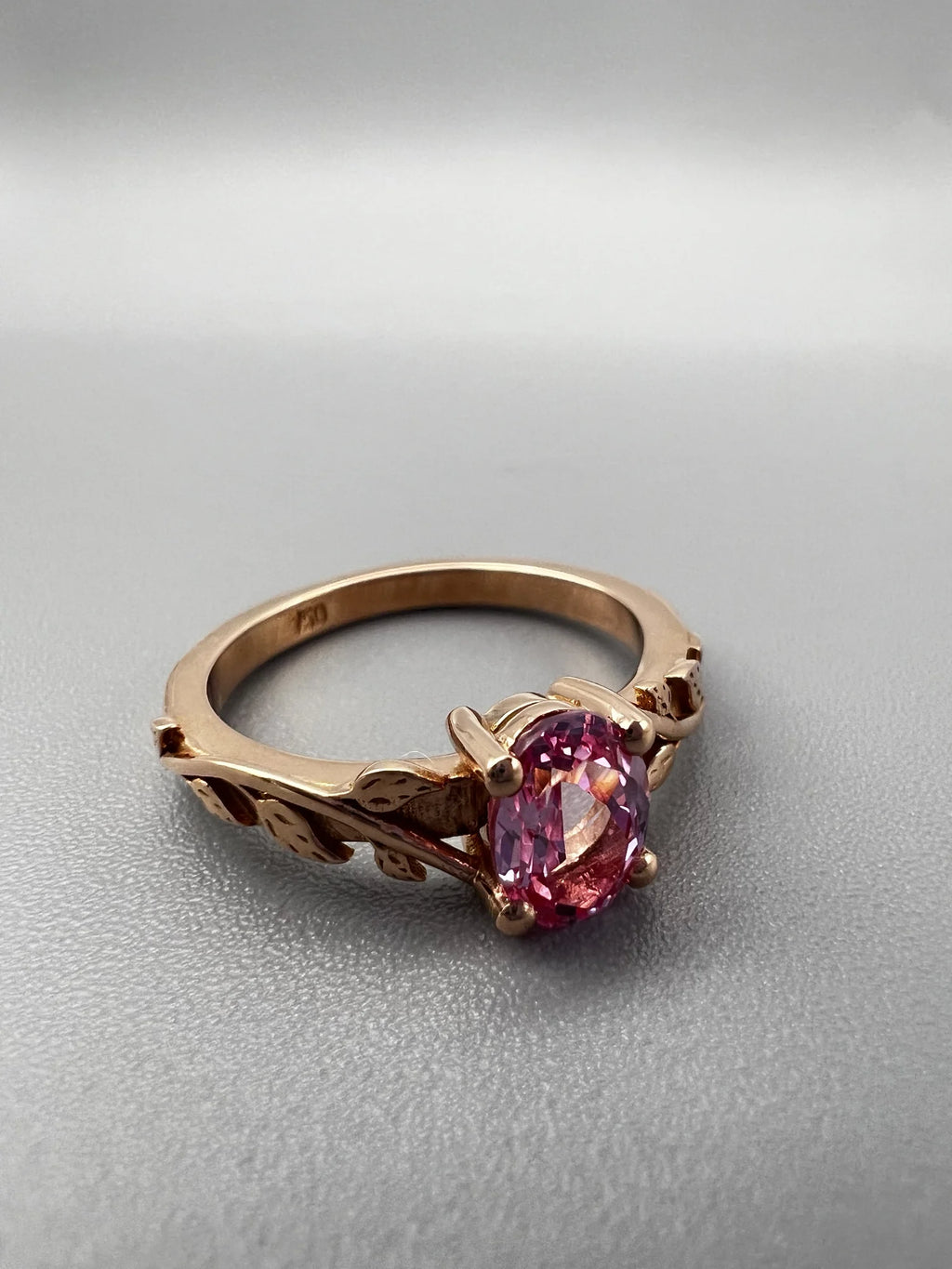 Anillo de compromiso floral con zafiro rosa de laboratorio en oro rosa hecho a medida por BRAVORA