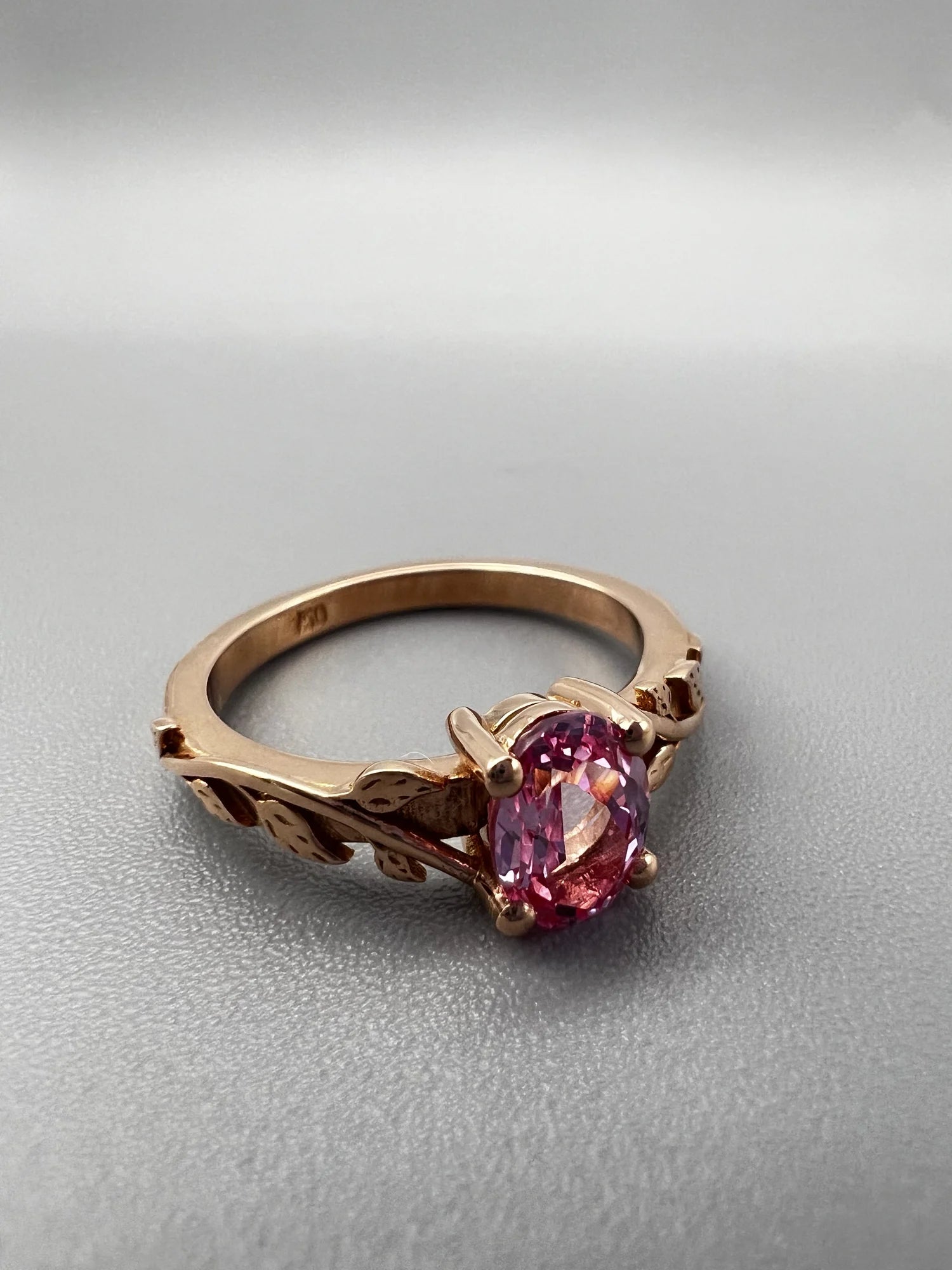 Anillo de compromiso floral con zafiro rosa de laboratorio en oro rosa hecho a medida por BRAVORA