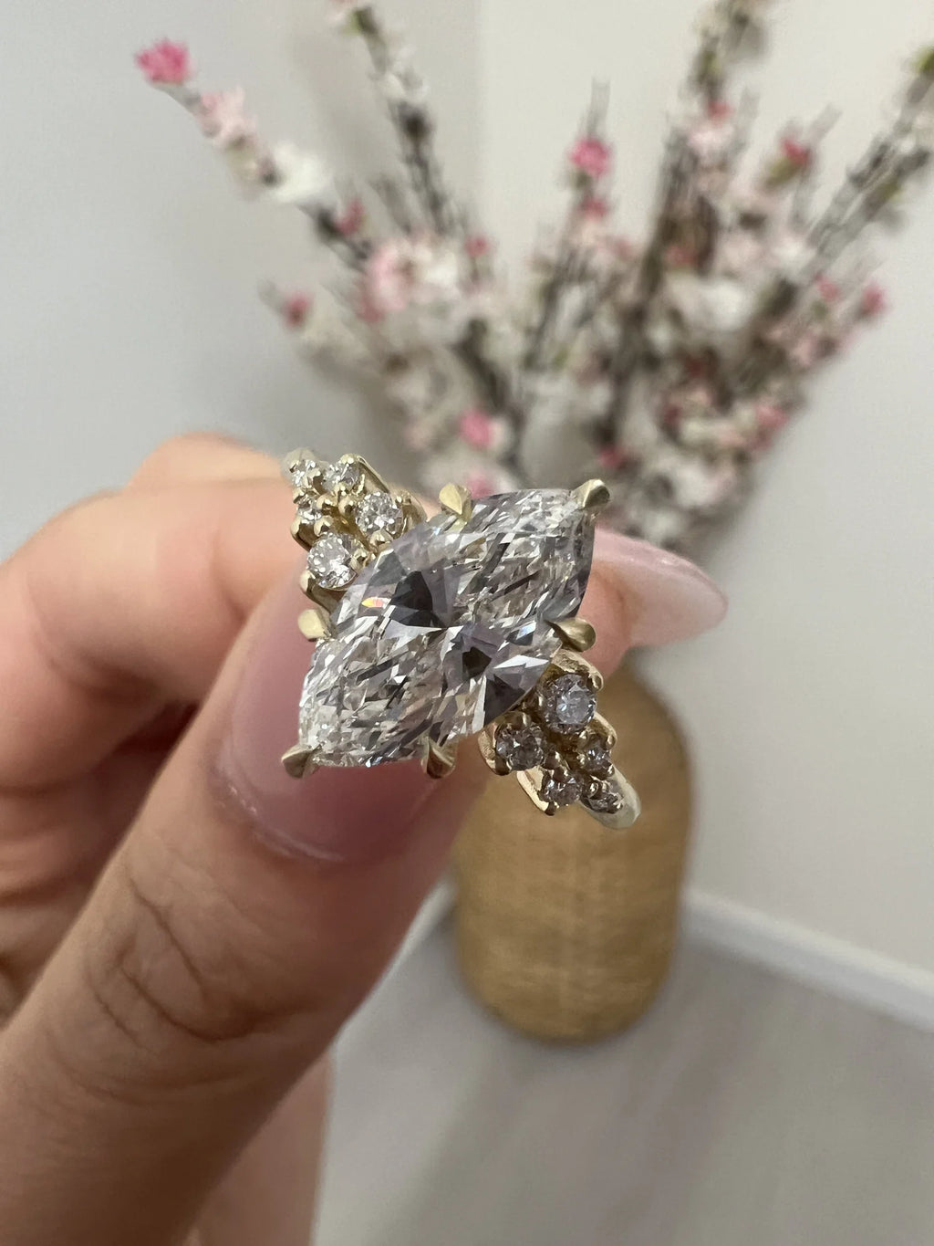 Anillo marquesa de diamante de laboratorio con racimos de brillantes en oro amarillo 14k hecho a medida por BRAVORA