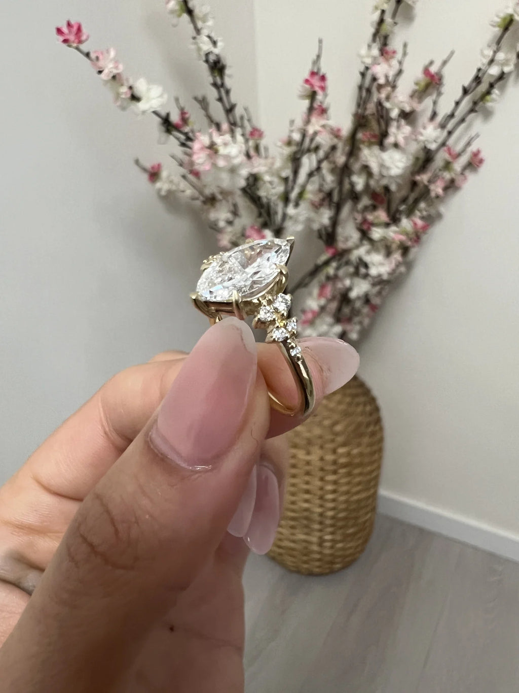 Anillo marquesa de diamante de laboratorio con racimos de brillantes en oro amarillo 14k hecho a medida por BRAVORA