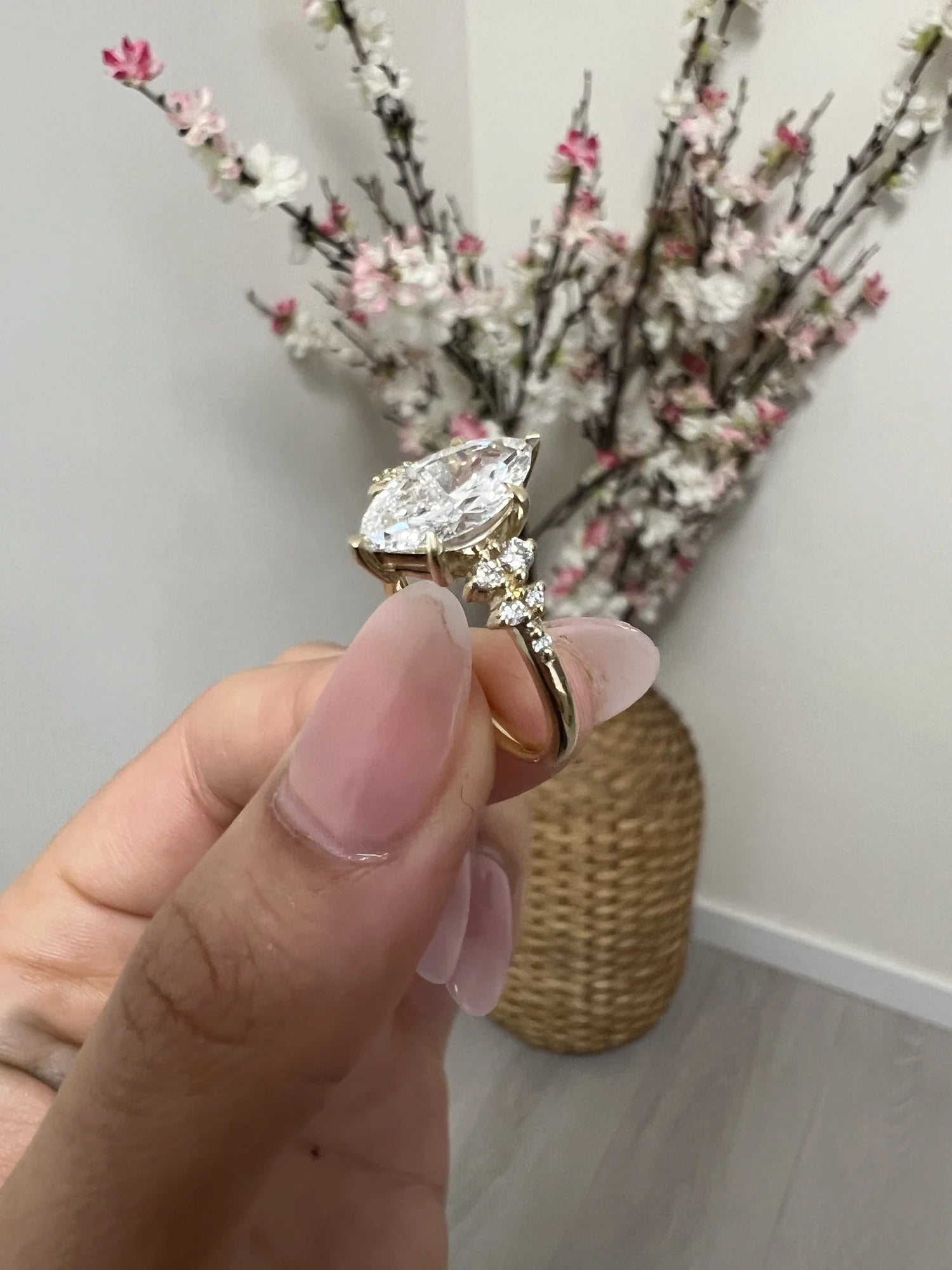 Anillo marquesa de diamante de laboratorio con racimos de brillantes en oro amarillo 14k hecho a medida por BRAVORA
