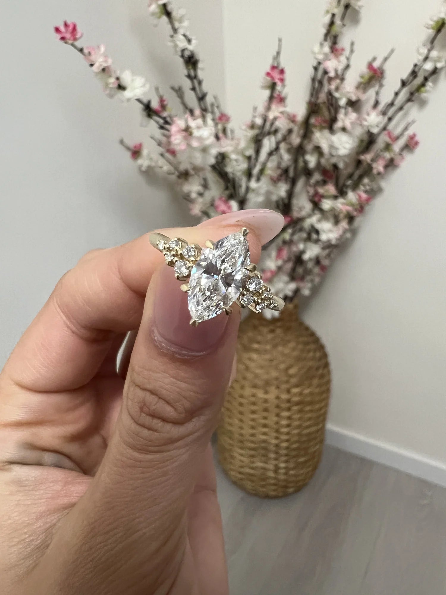 Anillo marquesa de diamante de laboratorio con racimos de brillantes en oro amarillo 14k hecho a medida por BRAVORA