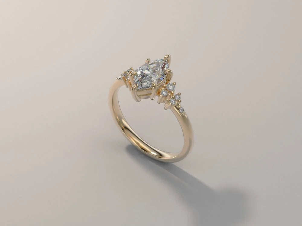 Anillo marquesa de diamante de laboratorio con racimos de brillantes en oro amarillo 14k hecho a medida por BRAVORA