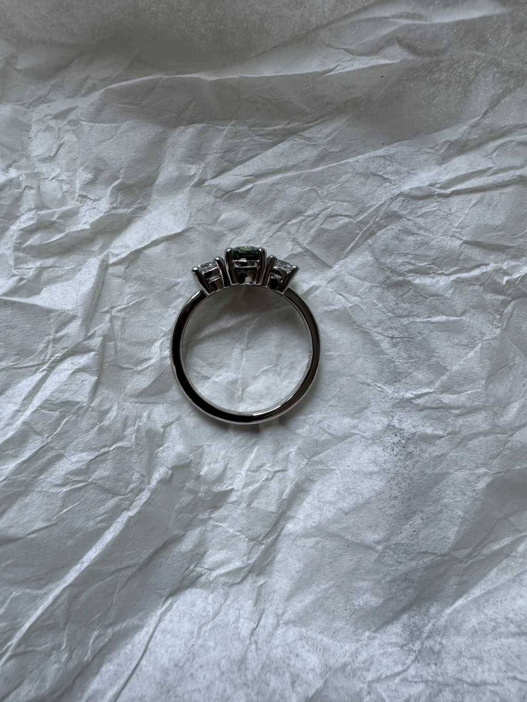 Anillo tresillo de platino con diamante verde oval hecho a medida por BRAVORA