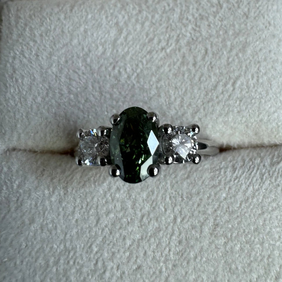 Anillo tresillo de platino con diamante verde oval hecho a medida por BRAVORA