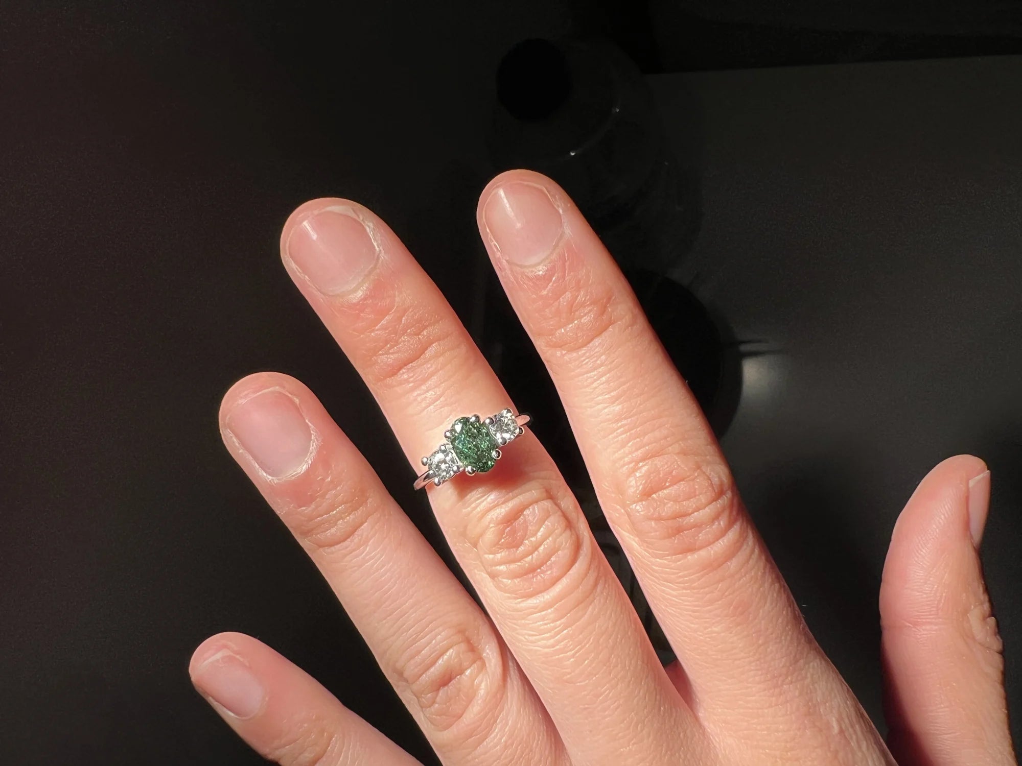 Anillo tresillo de platino con diamante verde oval hecho a medida por BRAVORA