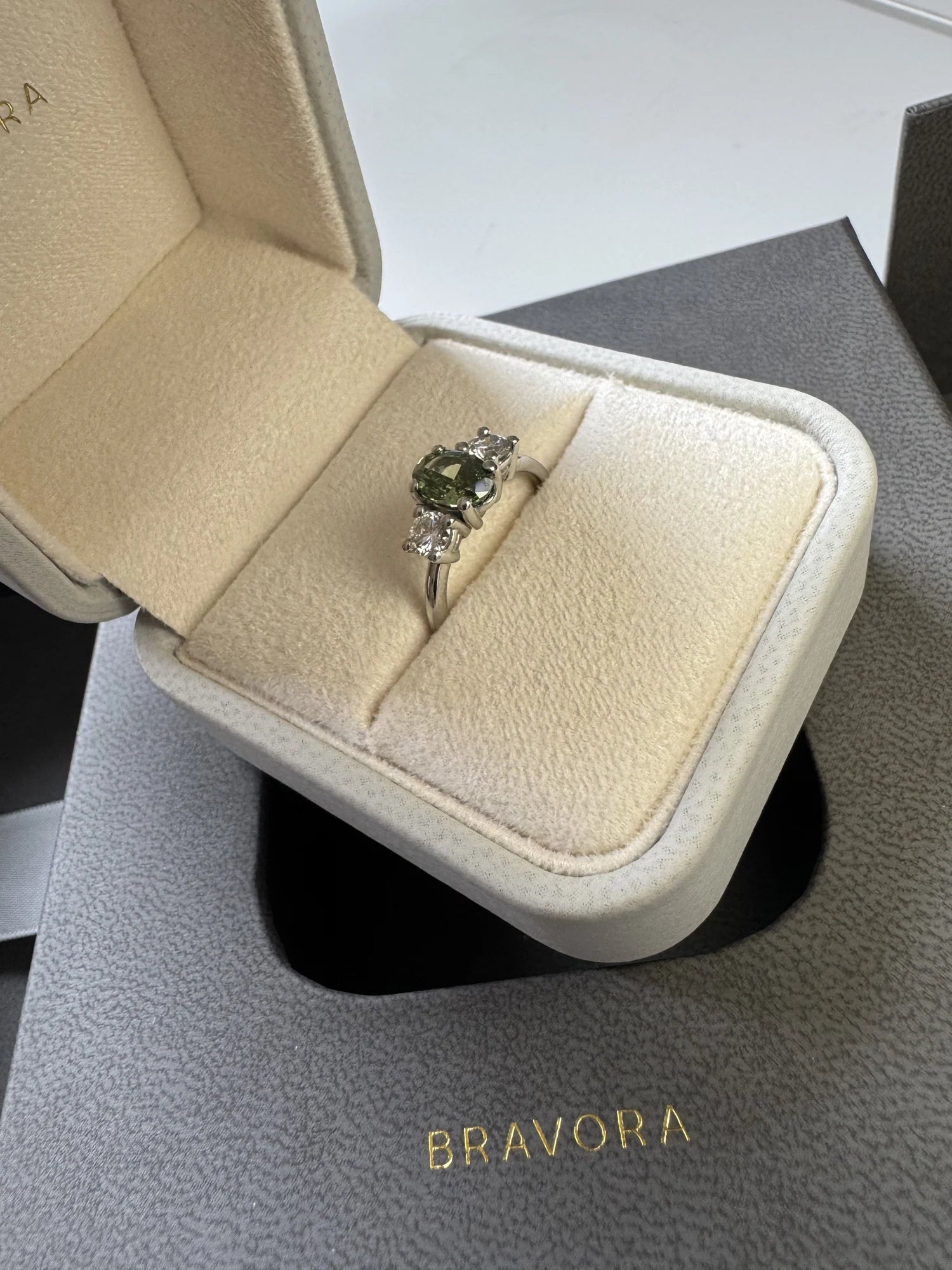 Anillo tresillo de platino con diamante verde oval hecho a medida por BRAVORA