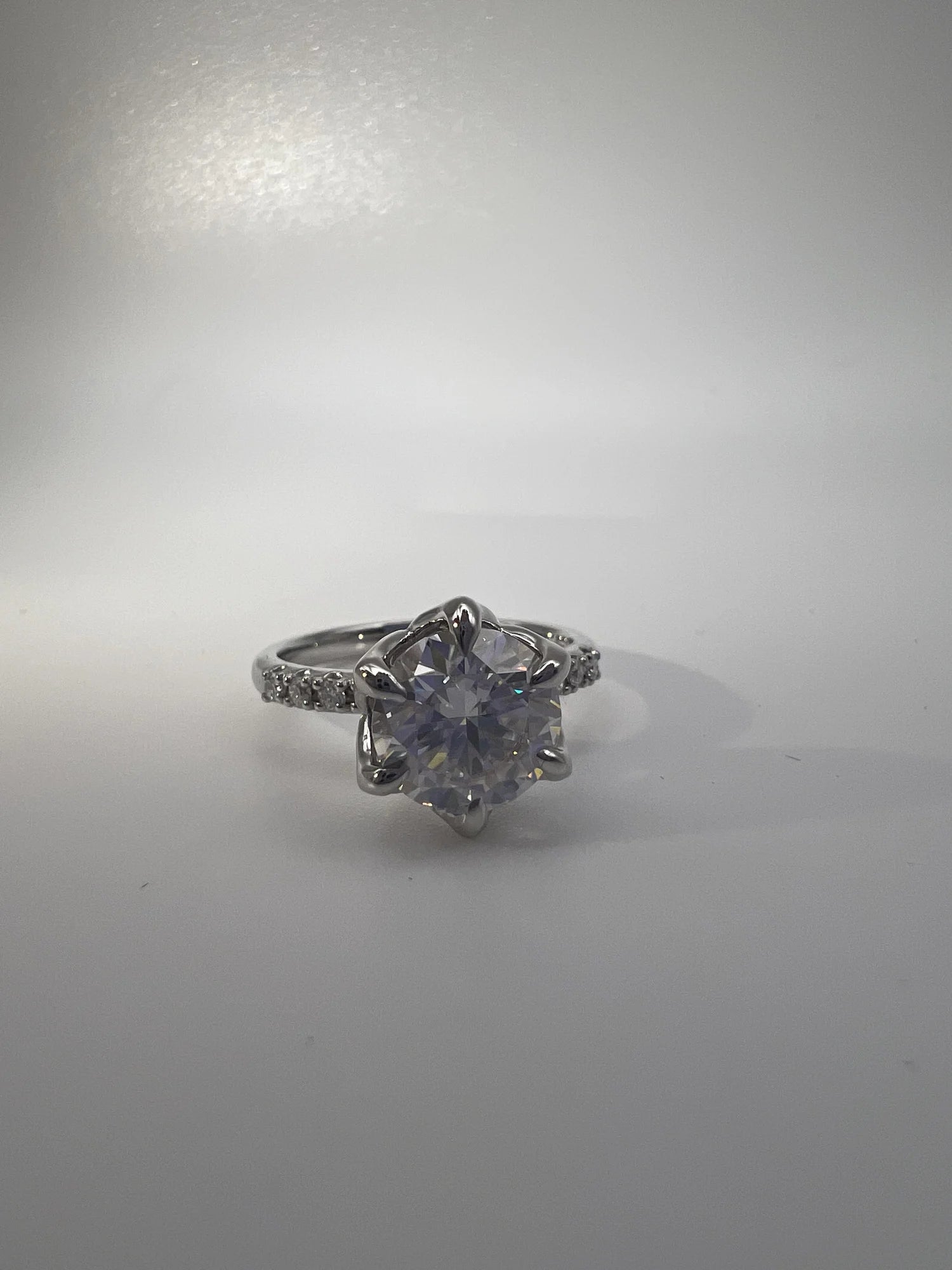 Anillo solitario de moissanita talla brillante en oro blanco 18k hecho a medida por BRAVORA