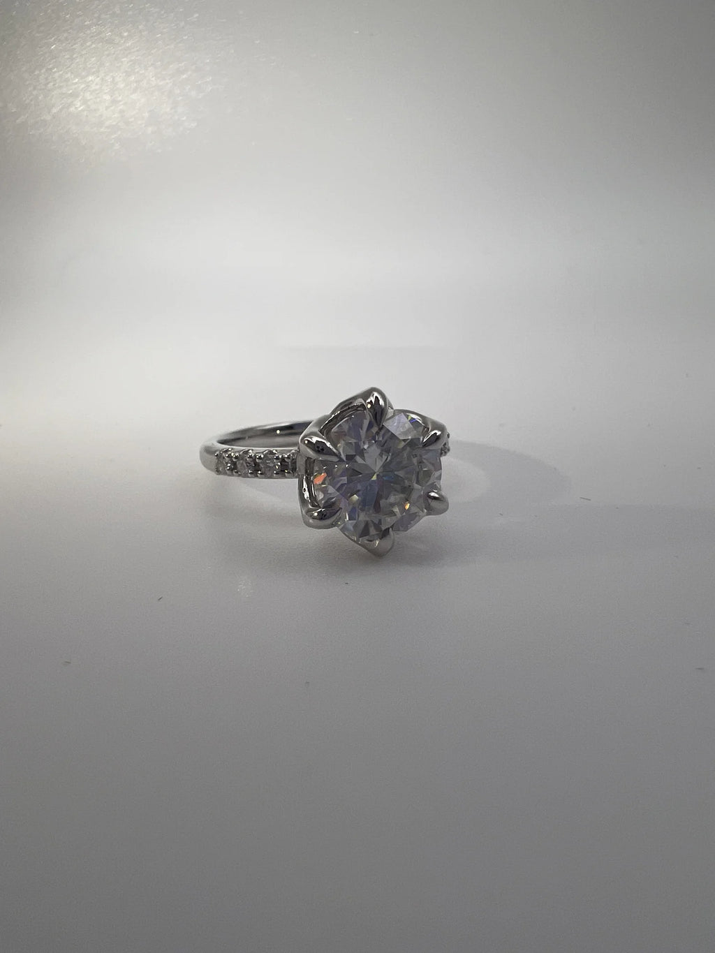 Anillo solitario de moissanita talla brillante en oro blanco 18k hecho a medida por BRAVORA