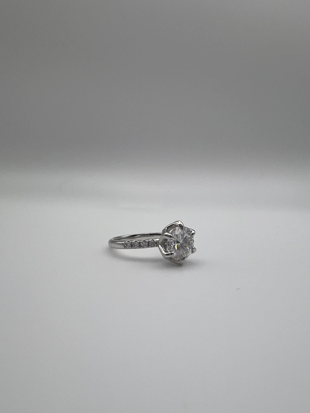 Anillo solitario de moissanita talla brillante en oro blanco 18k hecho a medida por BRAVORA