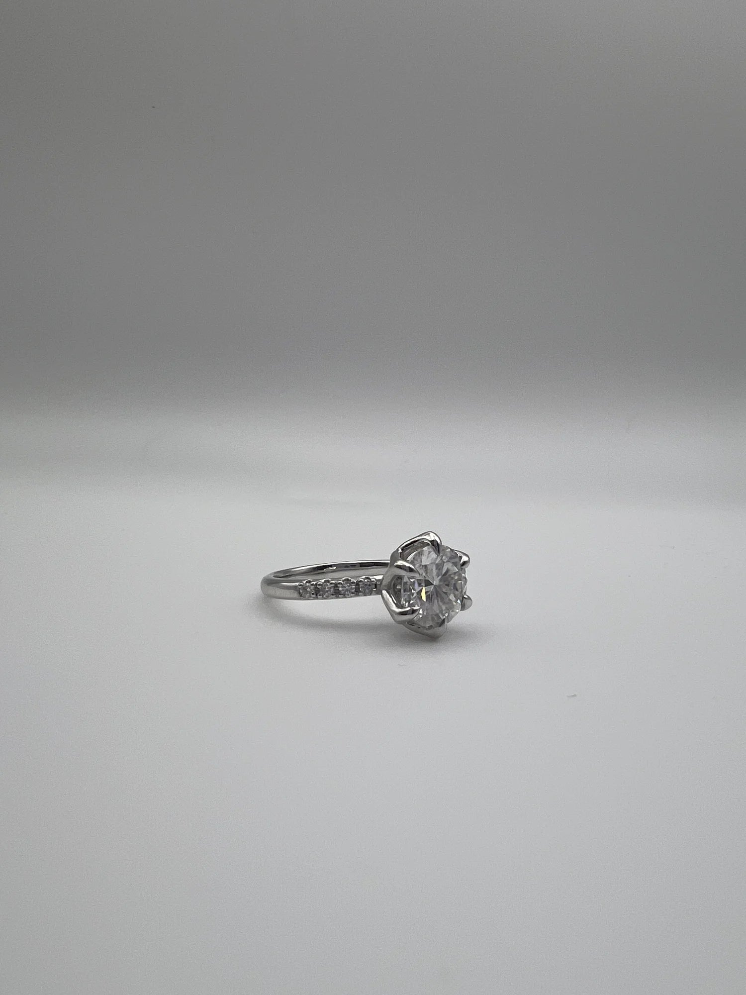 Anillo solitario de moissanita talla brillante en oro blanco 18k hecho a medida por BRAVORA
