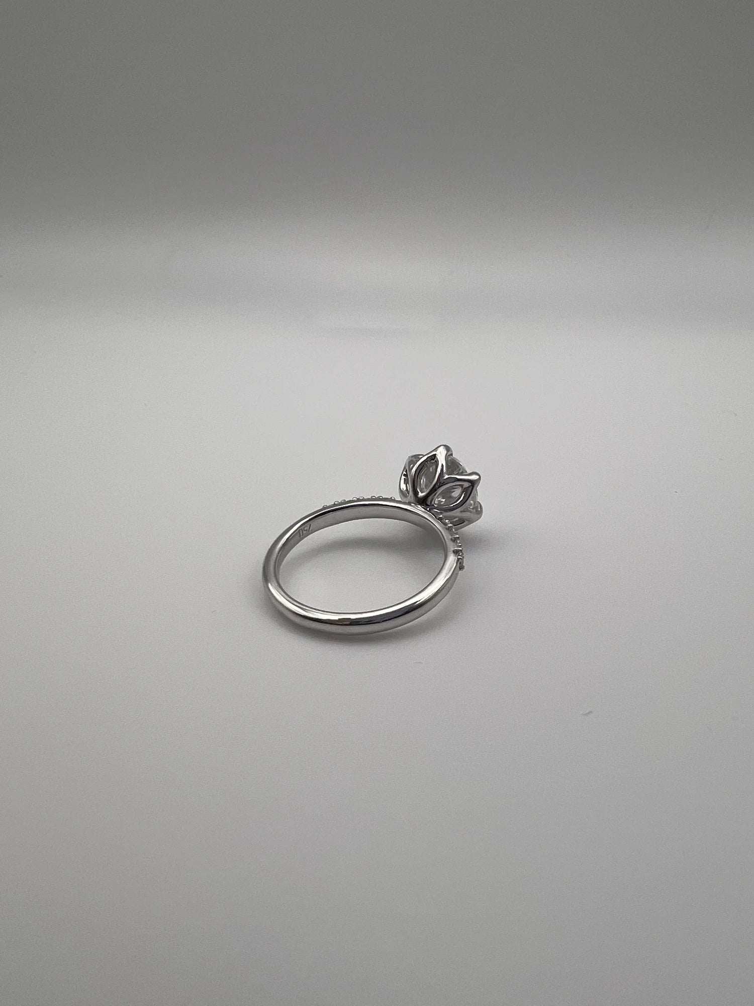 Anillo solitario de moissanita talla brillante en oro blanco 18k hecho a medida por BRAVORA
