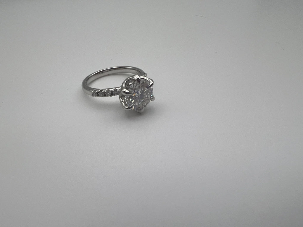 Anillo solitario de moissanita talla brillante en oro blanco 18k hecho a medida por BRAVORA