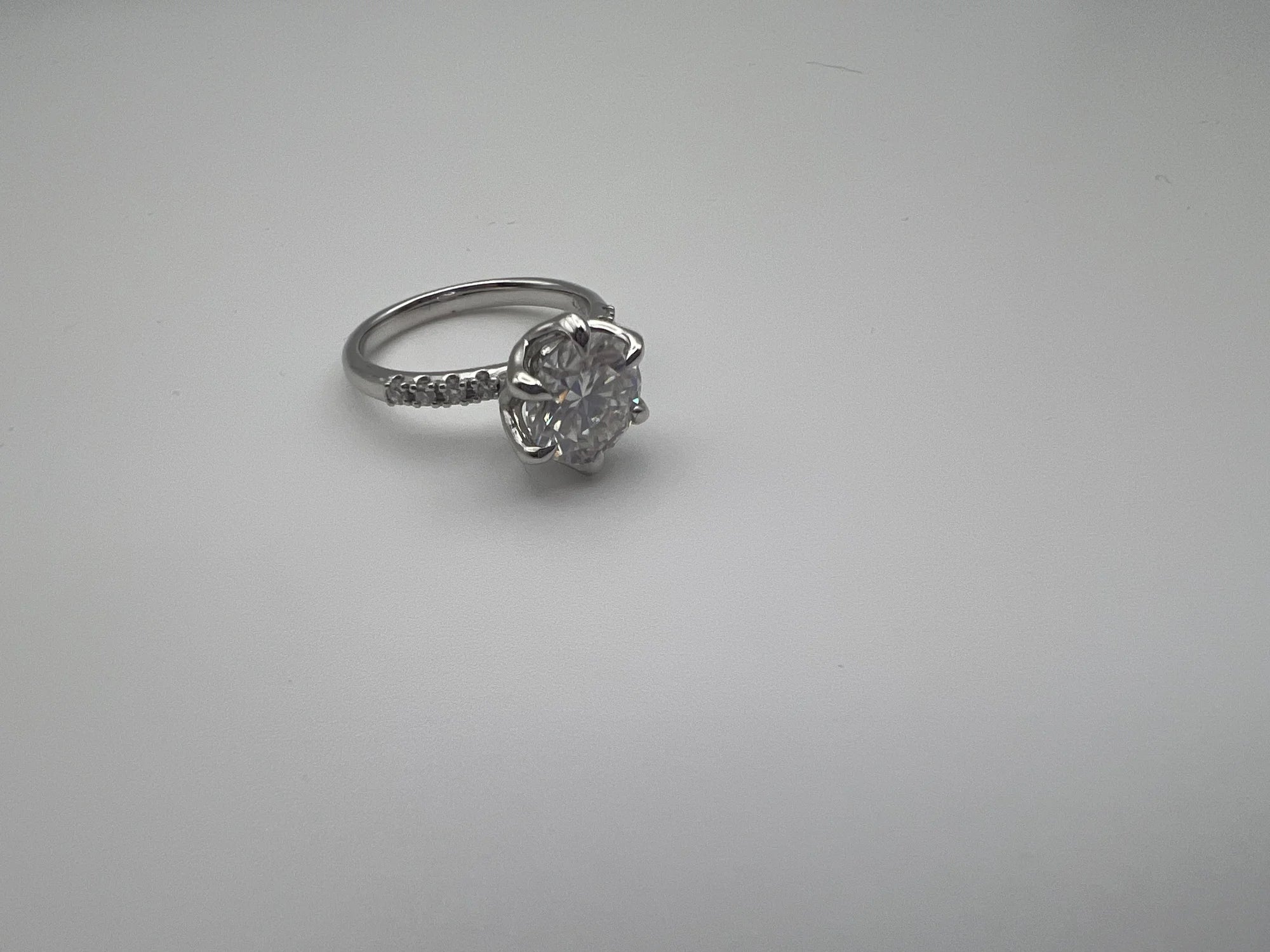 Anillo solitario de moissanita talla brillante en oro blanco 18k hecho a medida por BRAVORA