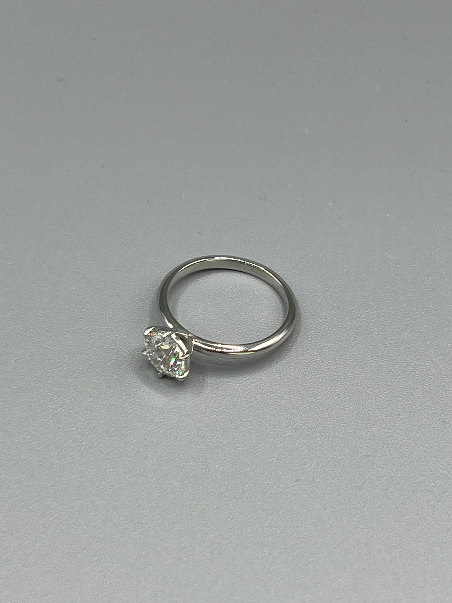 Anillo solitario de platino con diamante de laboratorio talla brillante hecho a medida por BRAVORA