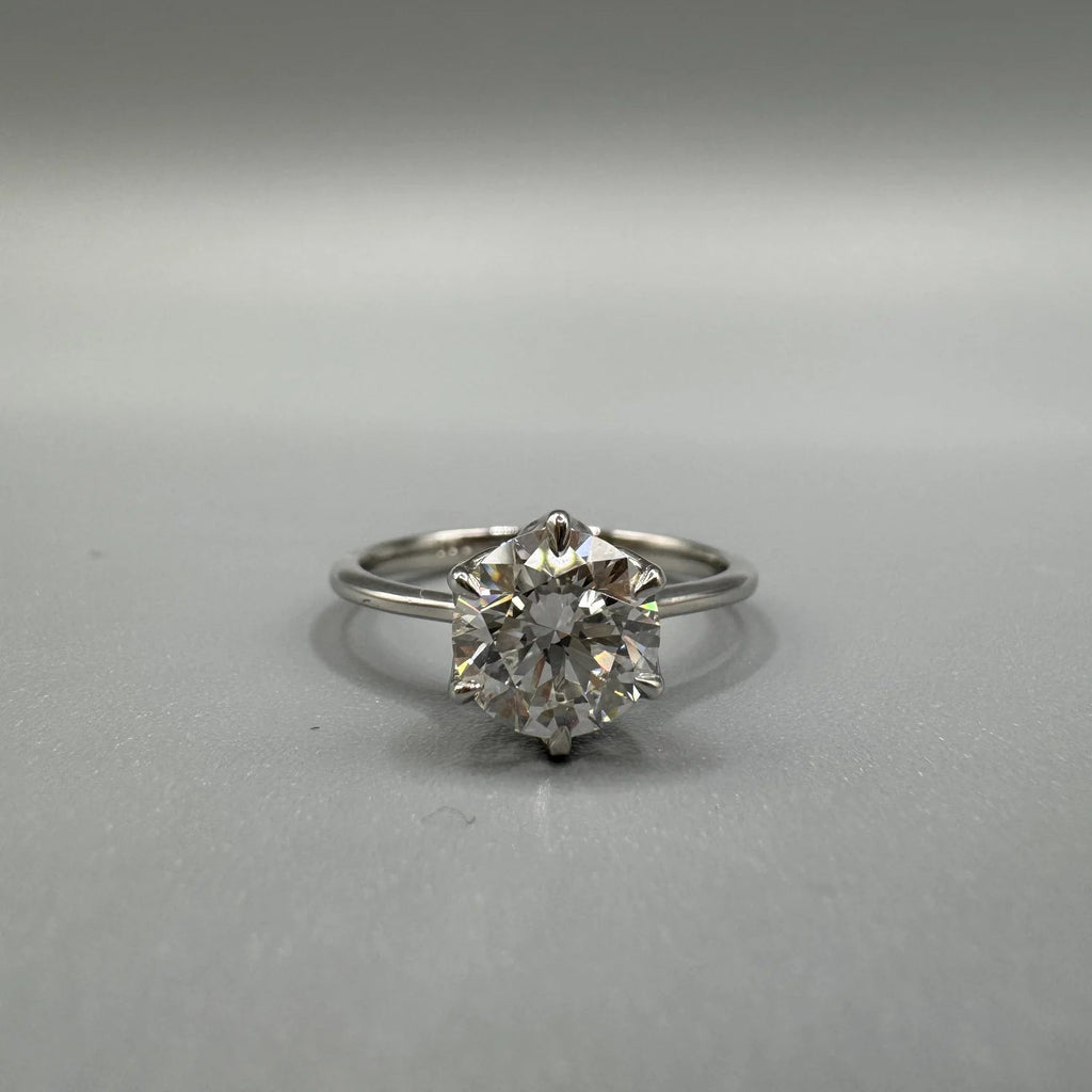 Anillo solitario de platino con diamante de laboratorio talla brillante hecho a medida por BRAVORA
