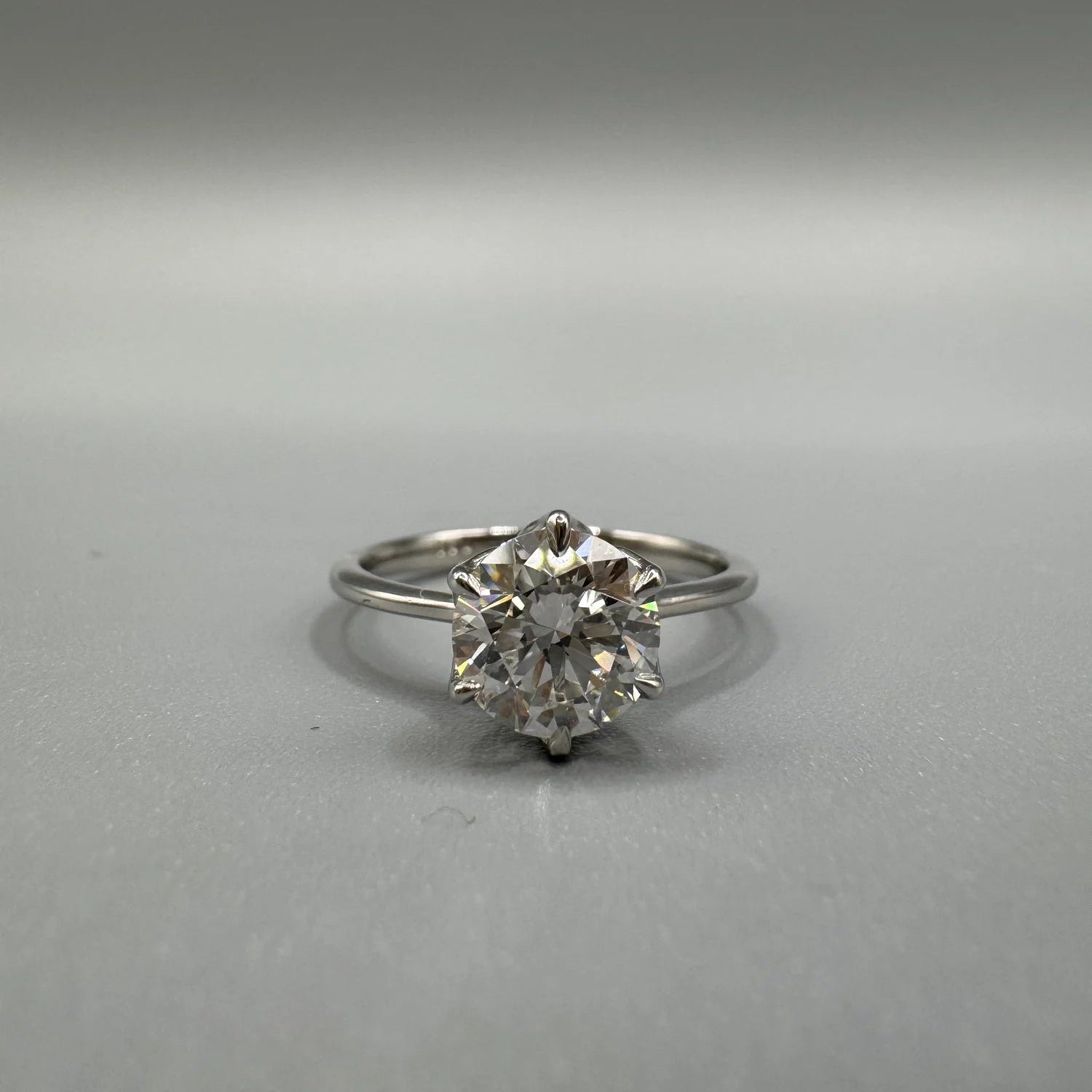 Anillo solitario de platino con diamante de laboratorio talla brillante hecho a medida por BRAVORA