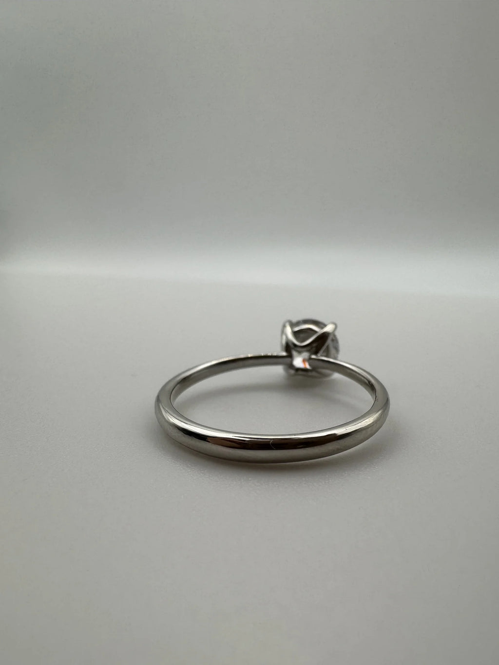 Anillo solitario de platino con diamante de laboratorio talla brillante hecho a medida por BRAVORA