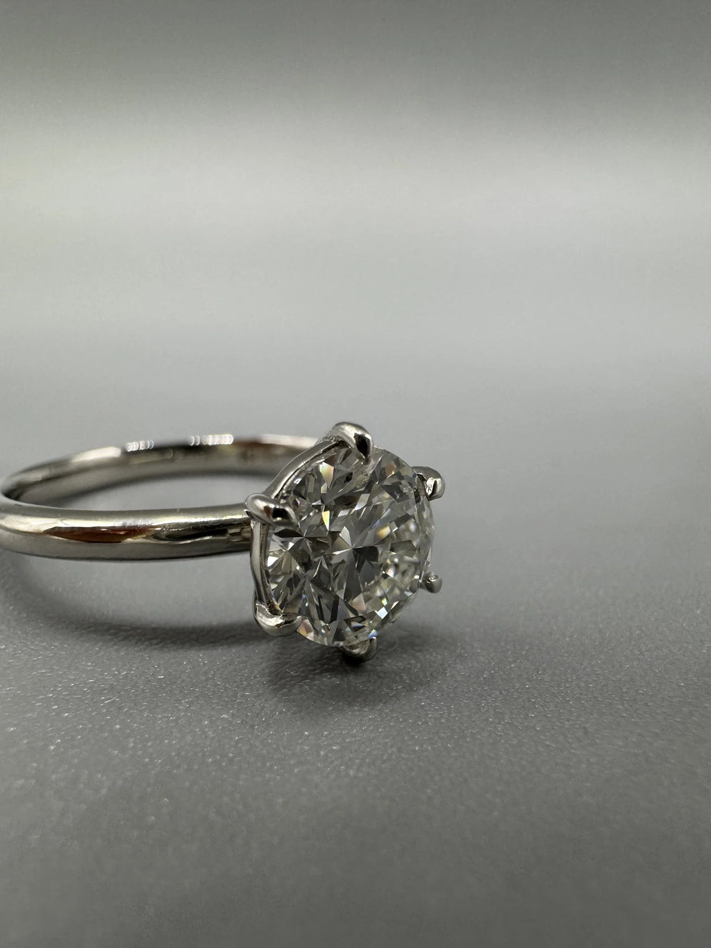 Anillo solitario de platino con diamante de laboratorio talla brillante hecho a medida por BRAVORA