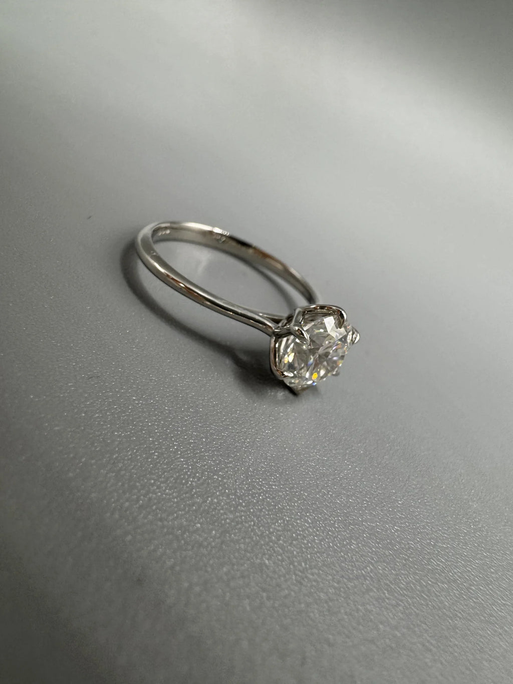 Anillo solitario de platino con diamante de laboratorio talla brillante hecho a medida por BRAVORA