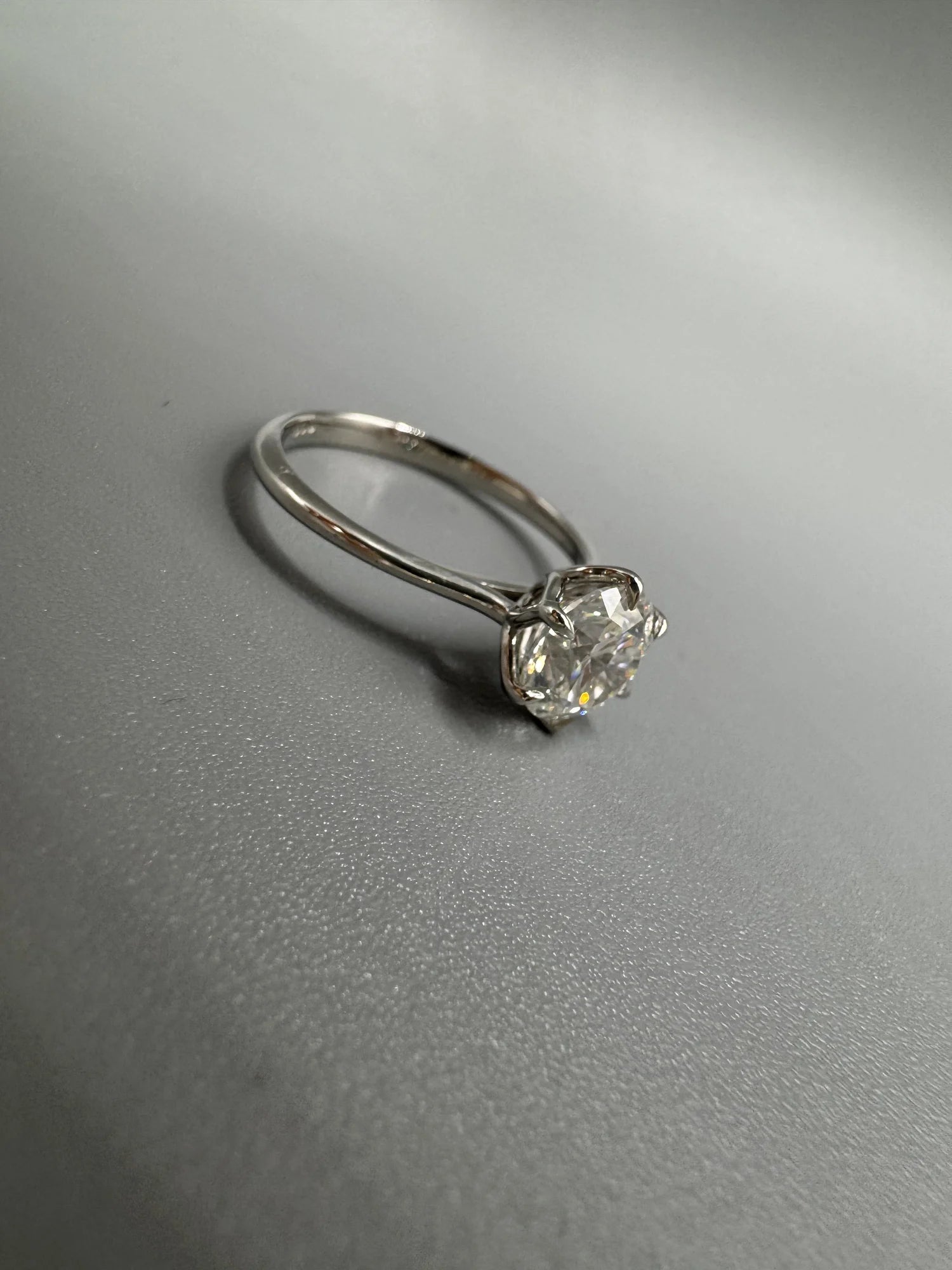 Anillo solitario de platino con diamante de laboratorio talla brillante hecho a medida por BRAVORA