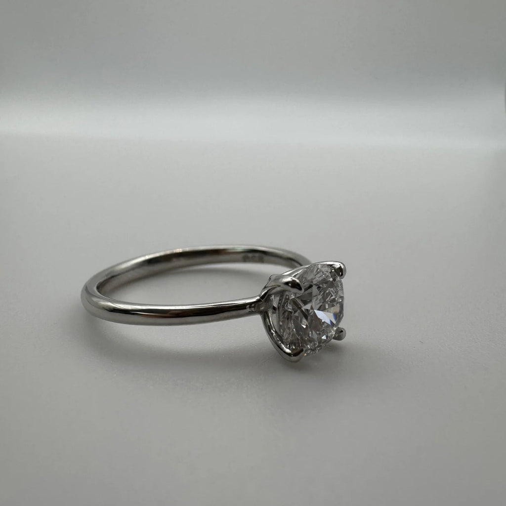 Anillo solitario de platino con diamante de laboratorio talla brillante hecho a medida por BRAVORA