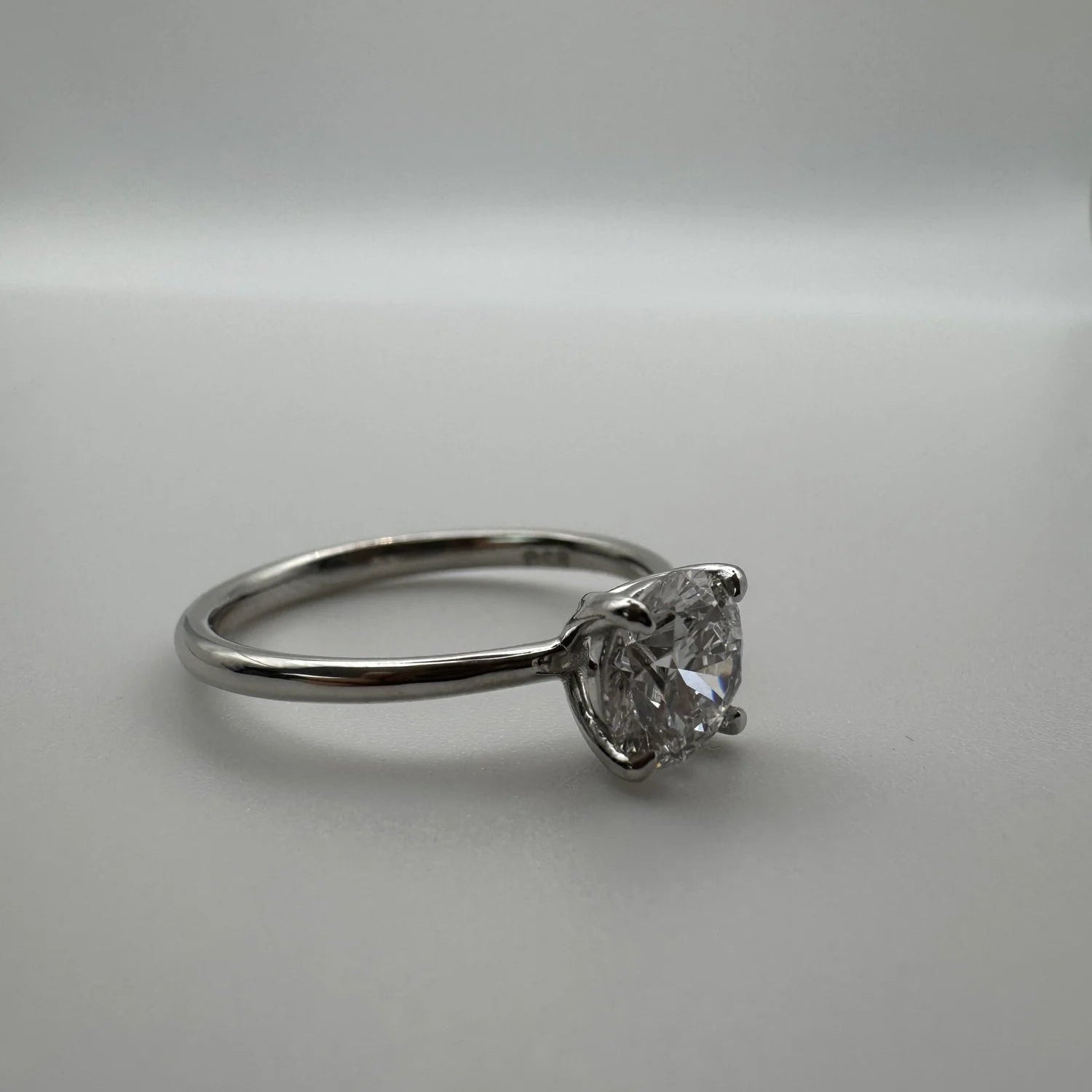 Anillo solitario de platino con diamante de laboratorio talla brillante hecho a medida por BRAVORA